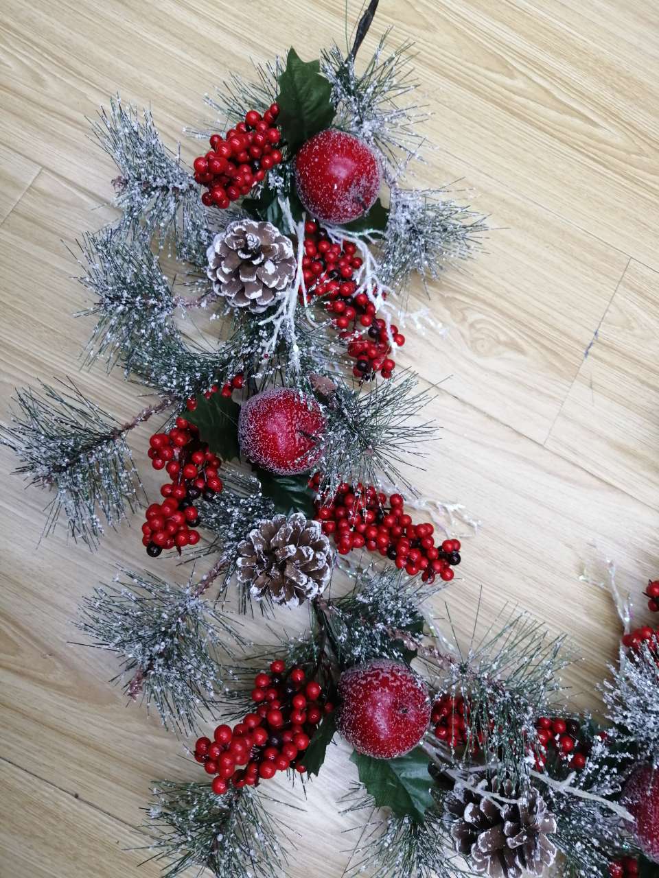 Apple white-edge pine vine powder, single white fruit, forked fruit simulation plant Item Picture