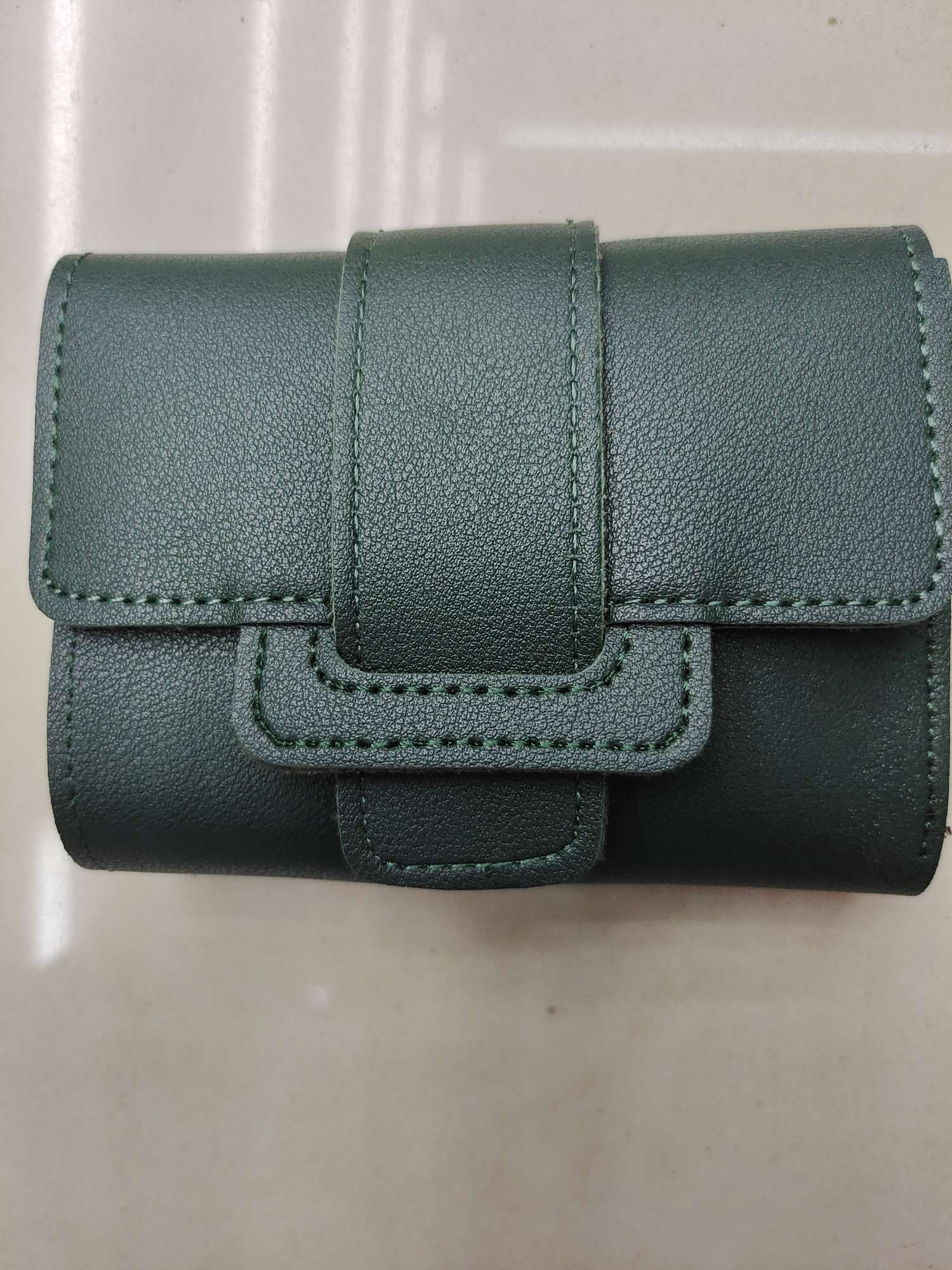 This fashionable short wallet is small, ultra-thin, and features a multi-functional folding soft leather card case with fine texture and excellent breathability. 2