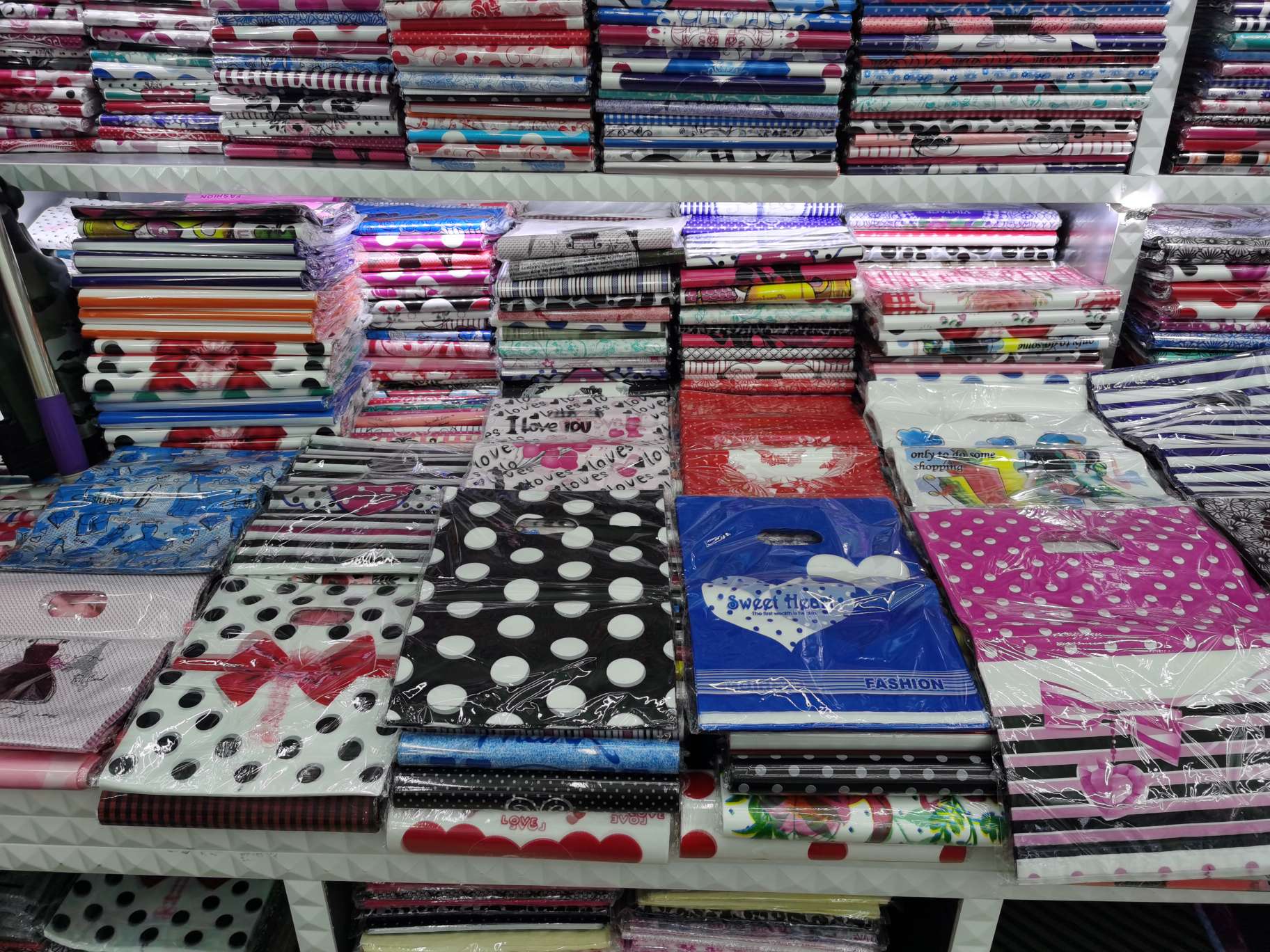 PE clothing bags, heart-shaped plastic bags, striped plastic bags, low-pressure plastic bags. PE plastic bag. There are heart-shaped, flower-shaped and round ones. Dots. Stripes. Circles. Beauty pattern. Letter pattern. Character pattern