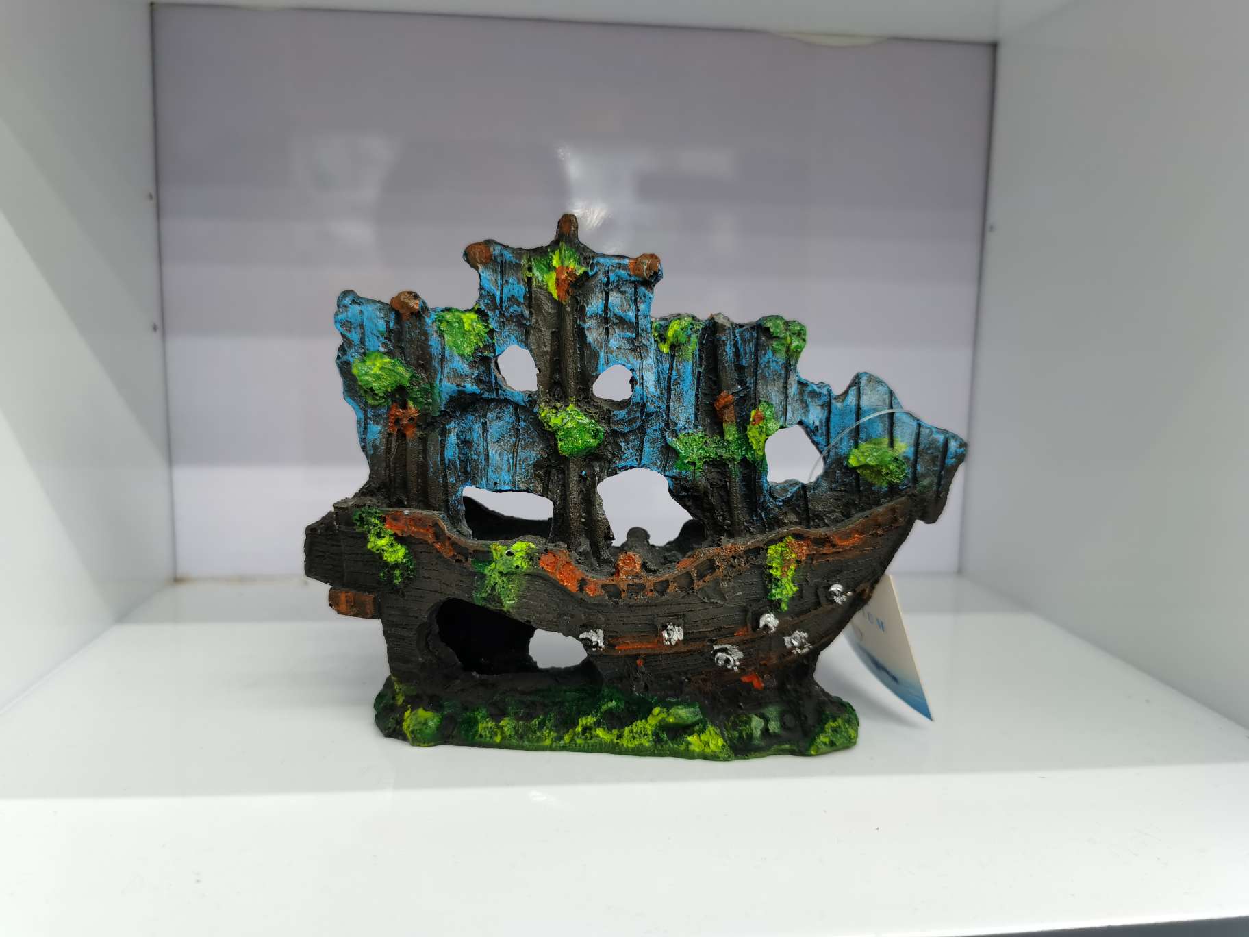 Fish Shadow Aquarium Fish Tank landscape decoration simulates a sunken ship