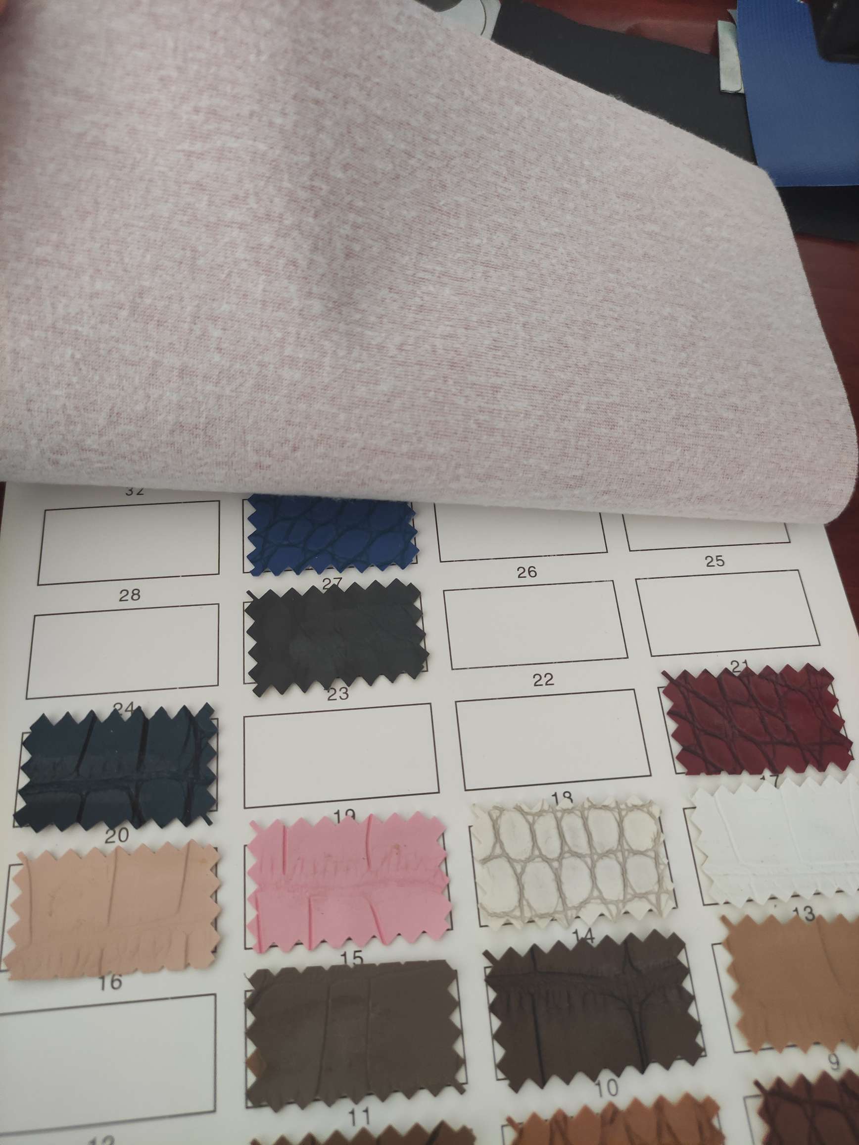 Yangzi Crocodile offers a large quantity of high, medium and low-end leather fabrics in stock, direct sales from the manufacturer. We are selling the latest and most popular high, medium and low-end bags in stock Specification image