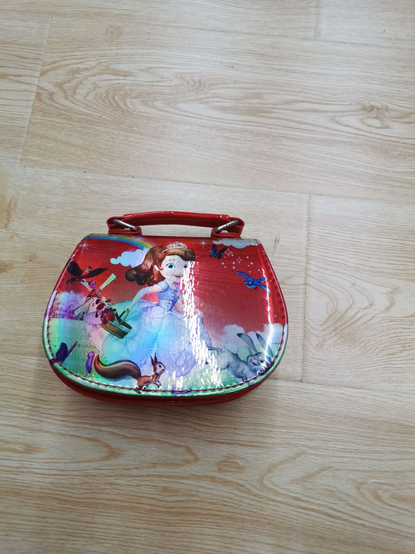 The little girl slung a small Sophia laser bag diagonally