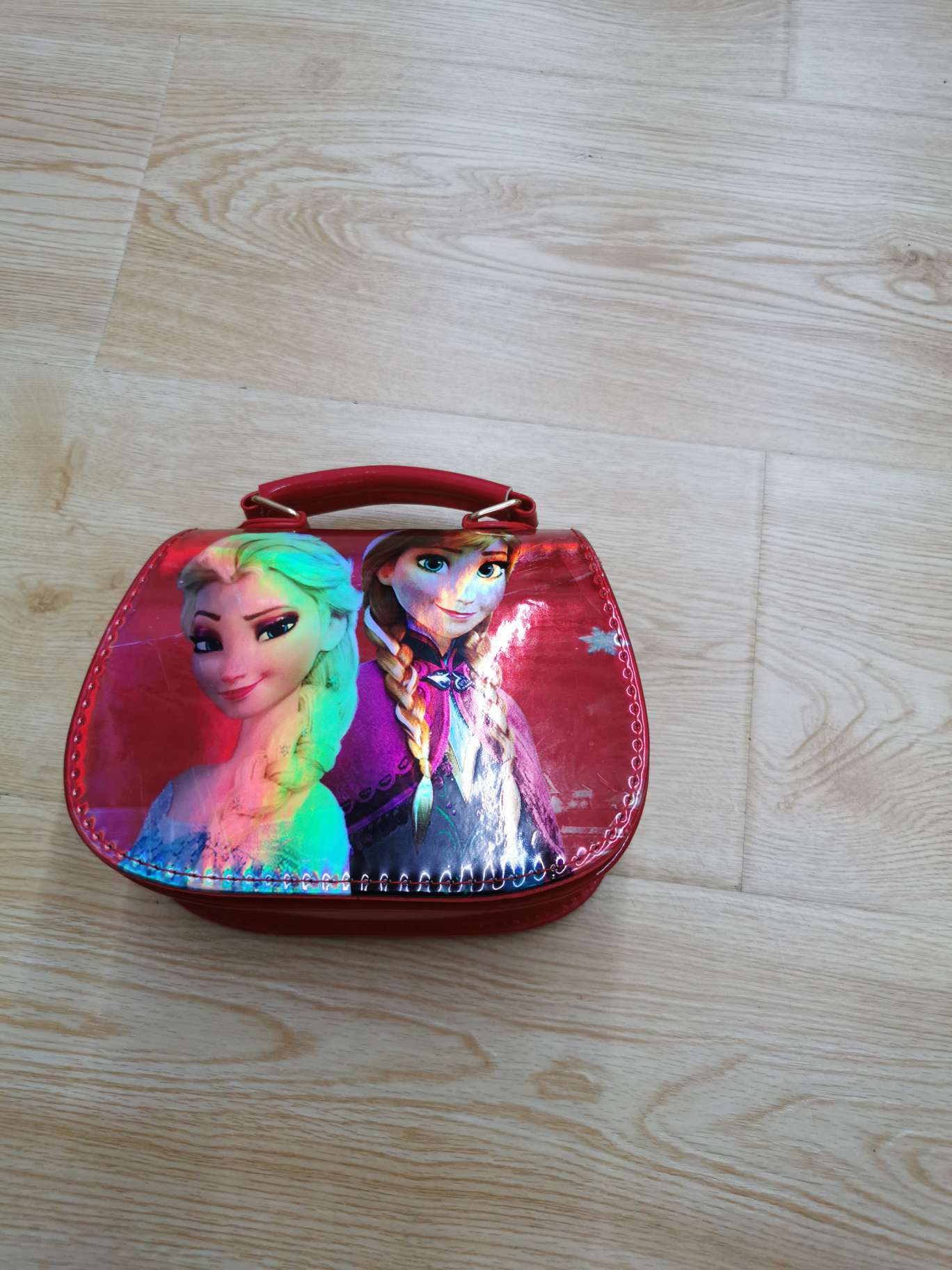 The little girl slung a laser ice and snow bag diagonally