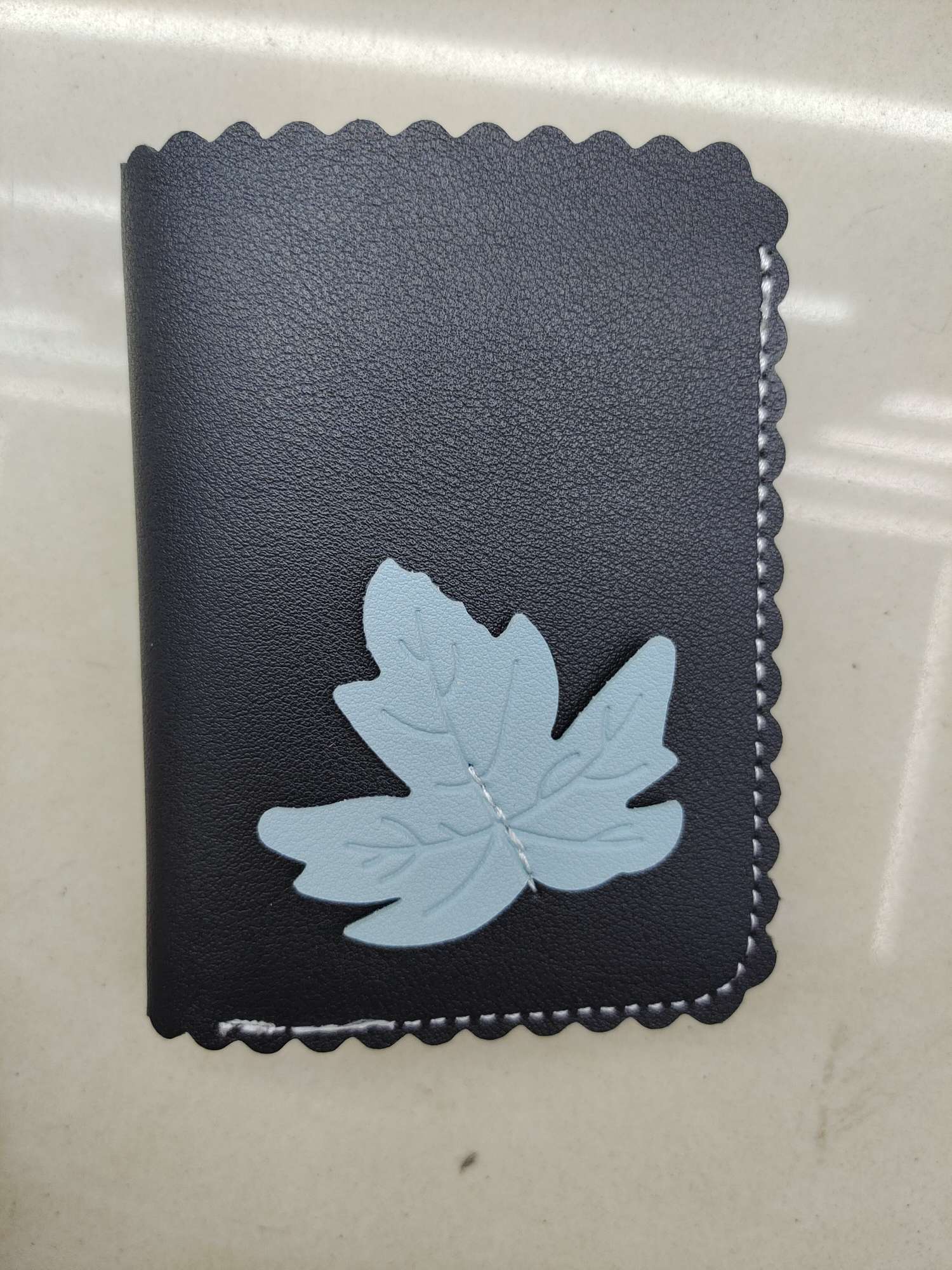This fashionable short wallet is small, ultra-thin, and features a multi-functional folding soft leather card case with fine texture and excellent breathability