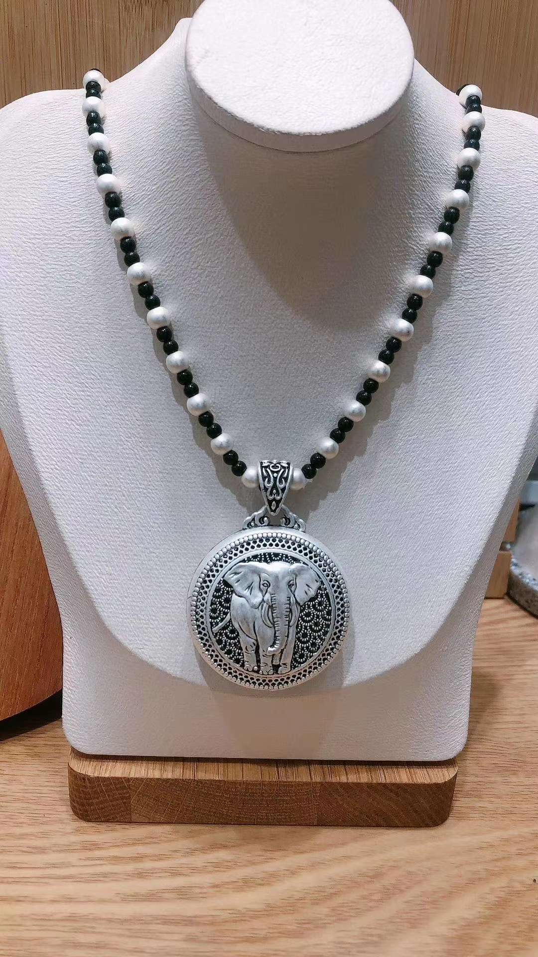 Jingpoli jewelry wax thread is hand-woven to create a pull-out sweater chain for good luck and happiness