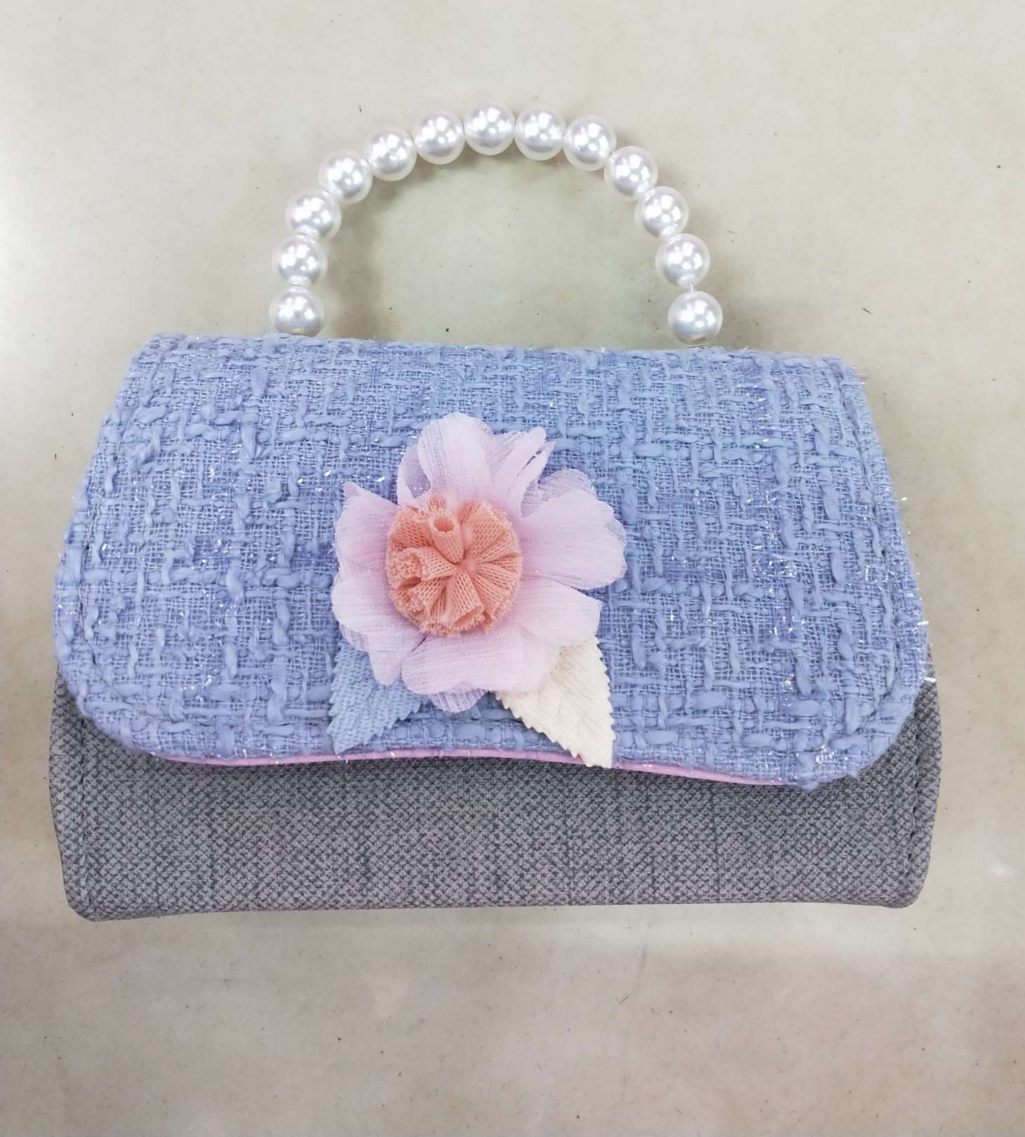 Fashionable children's bag, two-leaf flower small chanel-style bag, Korean-style beaded chain bag, little girl hand-held crossbody bag Application Scenario