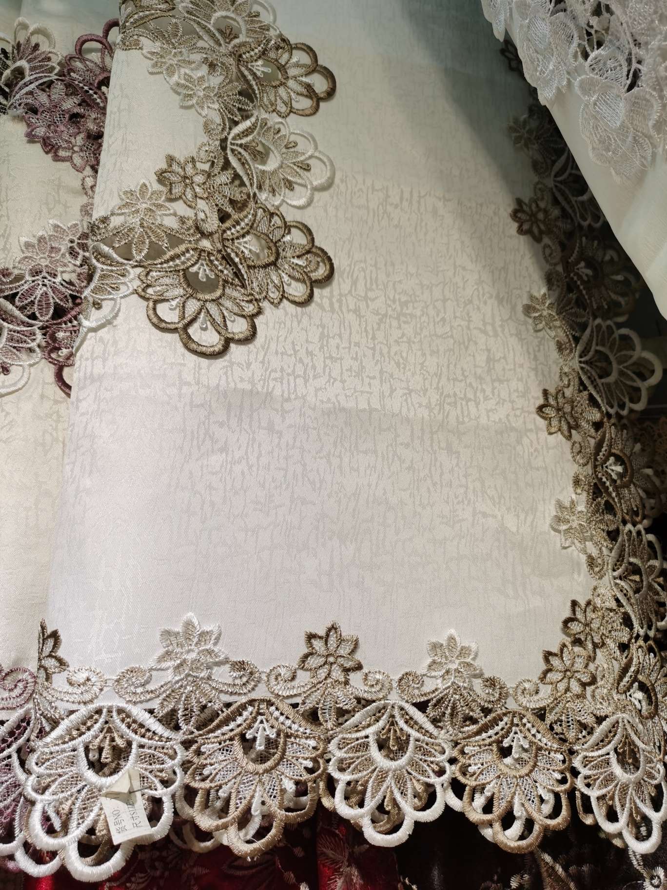 提花水溶边桌布2