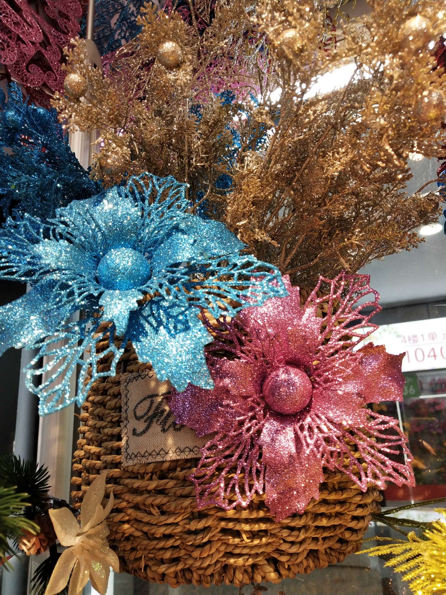 Half-empty, half-tennis heart Christmas flower