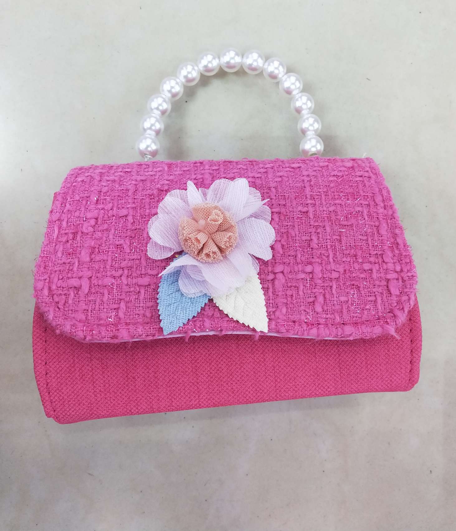 Fashionable children's bag, two-leaf flower small chanel-style bag, Korean-style beaded chain bag, little girl hand-held crossbody bag Item Picture