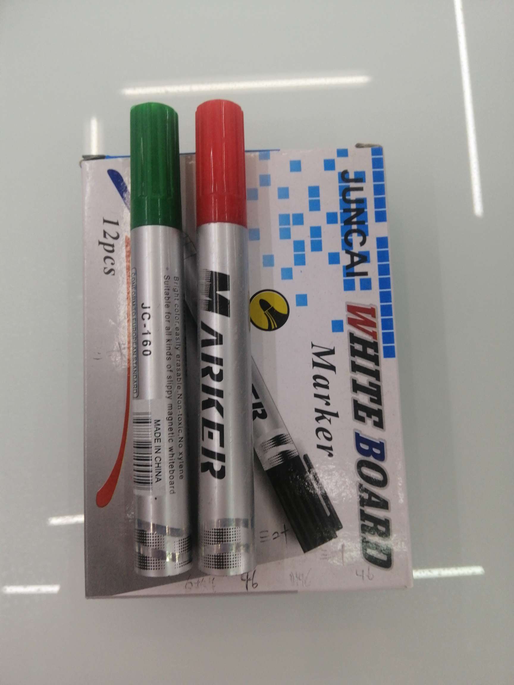 Yiwu Hanjia Stationery's 12-piece set of three-leaf whiteboard pens comes in black, blue and red full figure