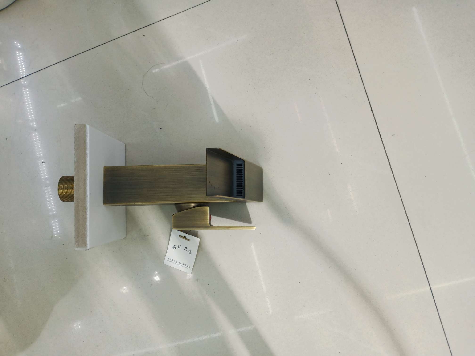 Искусственная раковина, выходящая из крана 1026 Specification image