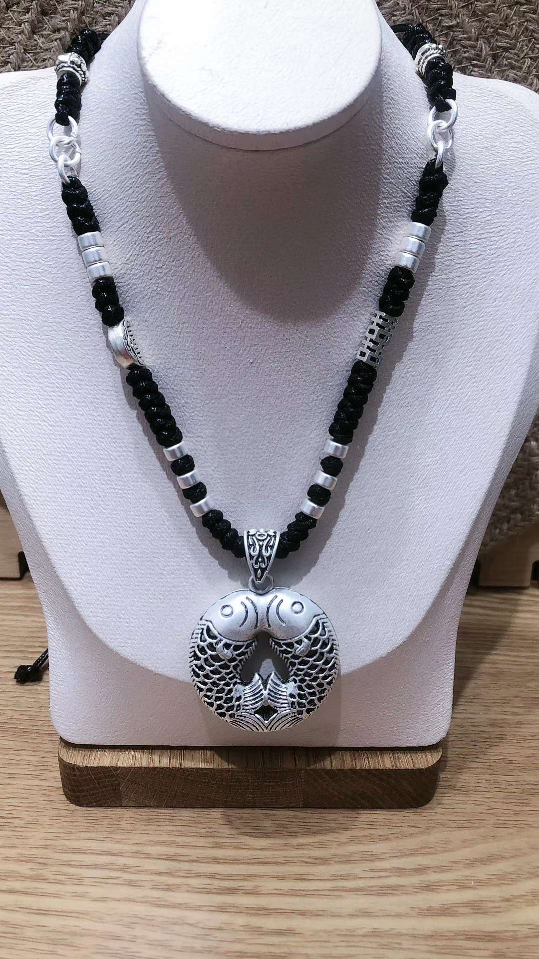 The latest popular Double Fish Playing with Pearls and pull-out sweater chain from Daedongmun, South Korea, is the Jingpoli H03 jewelry collection with silver and pure handcrafted wax thread