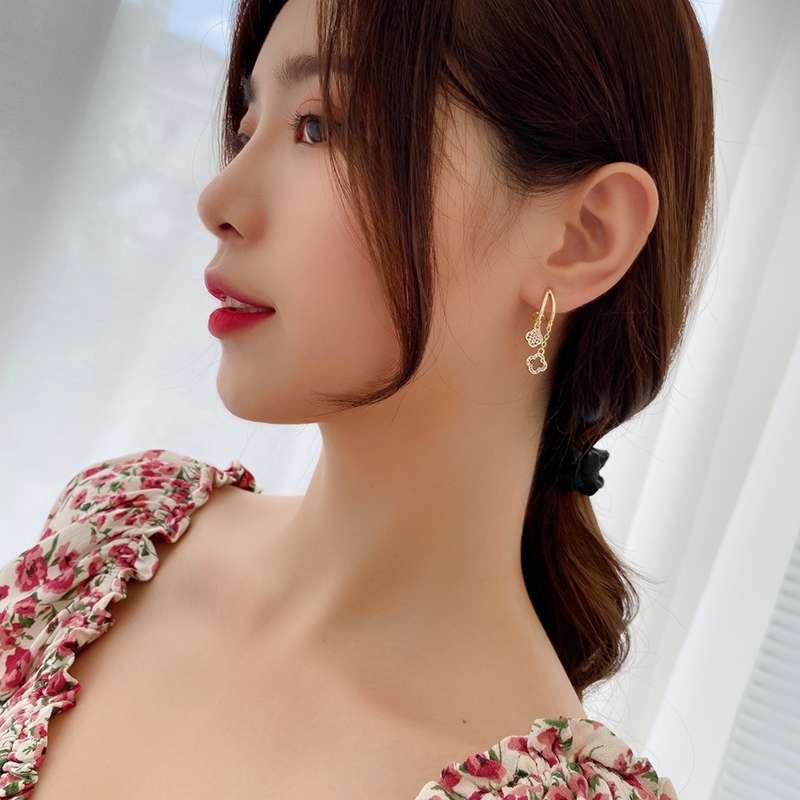 设计师款个性扇形满钻耳环韩国气质微镶四叶草耳钉网红气质耳饰女产品图