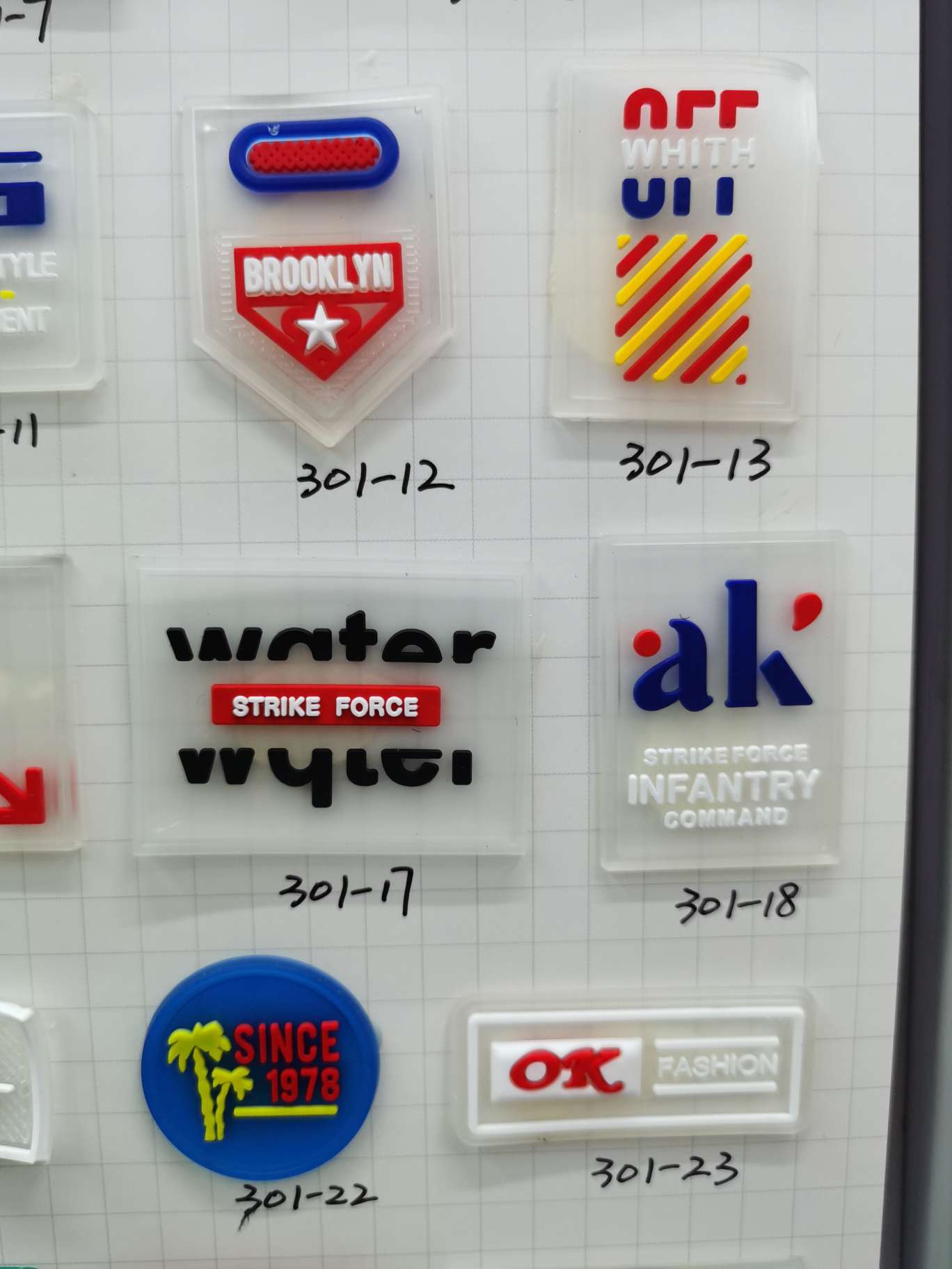 皮标，标签 label. brand 魔术贴橡胶皮标PVC LOGO定做 滴塑橡服皮标 服装鞋帽商标 箱包配件白底实物图