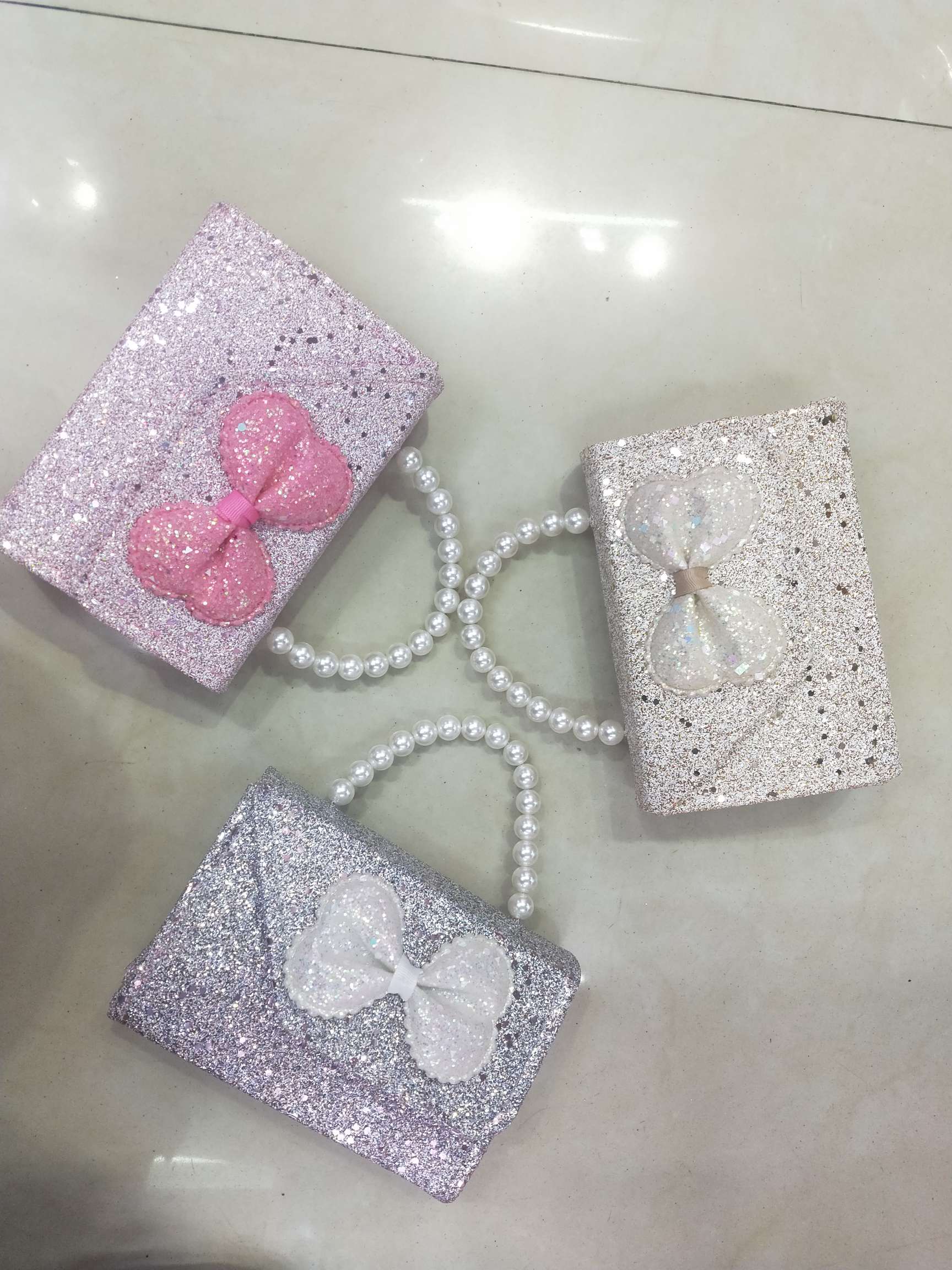 Notched bow crossbody bag, fashionable children's bag, glitter pink bag, princess bag, Internet red envelope Application Scenario