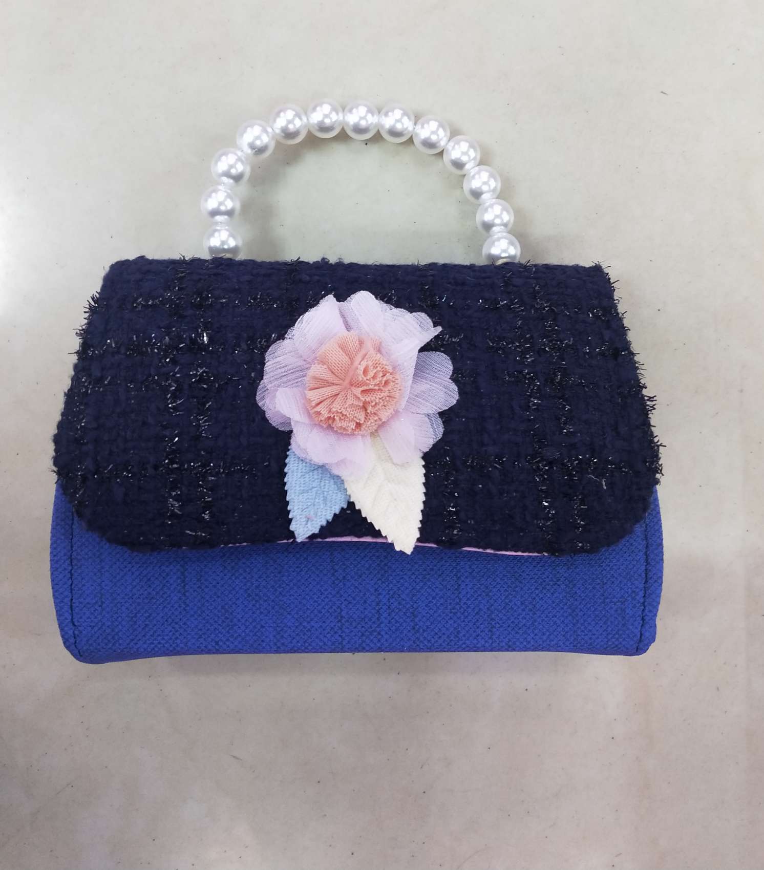 Fashionable children's bag, two-leaf flower small chanel-style bag, Korean-style beaded chain bag, little girl hand-held crossbody bag Specification image
