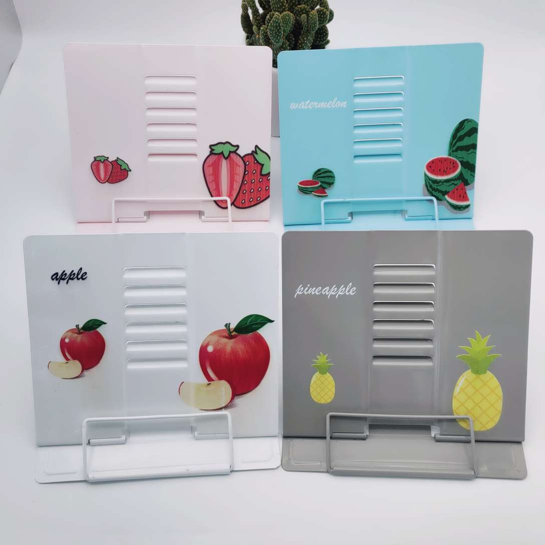 The fruit-decorated bookshelf fully showcases the charm of fruit flavor