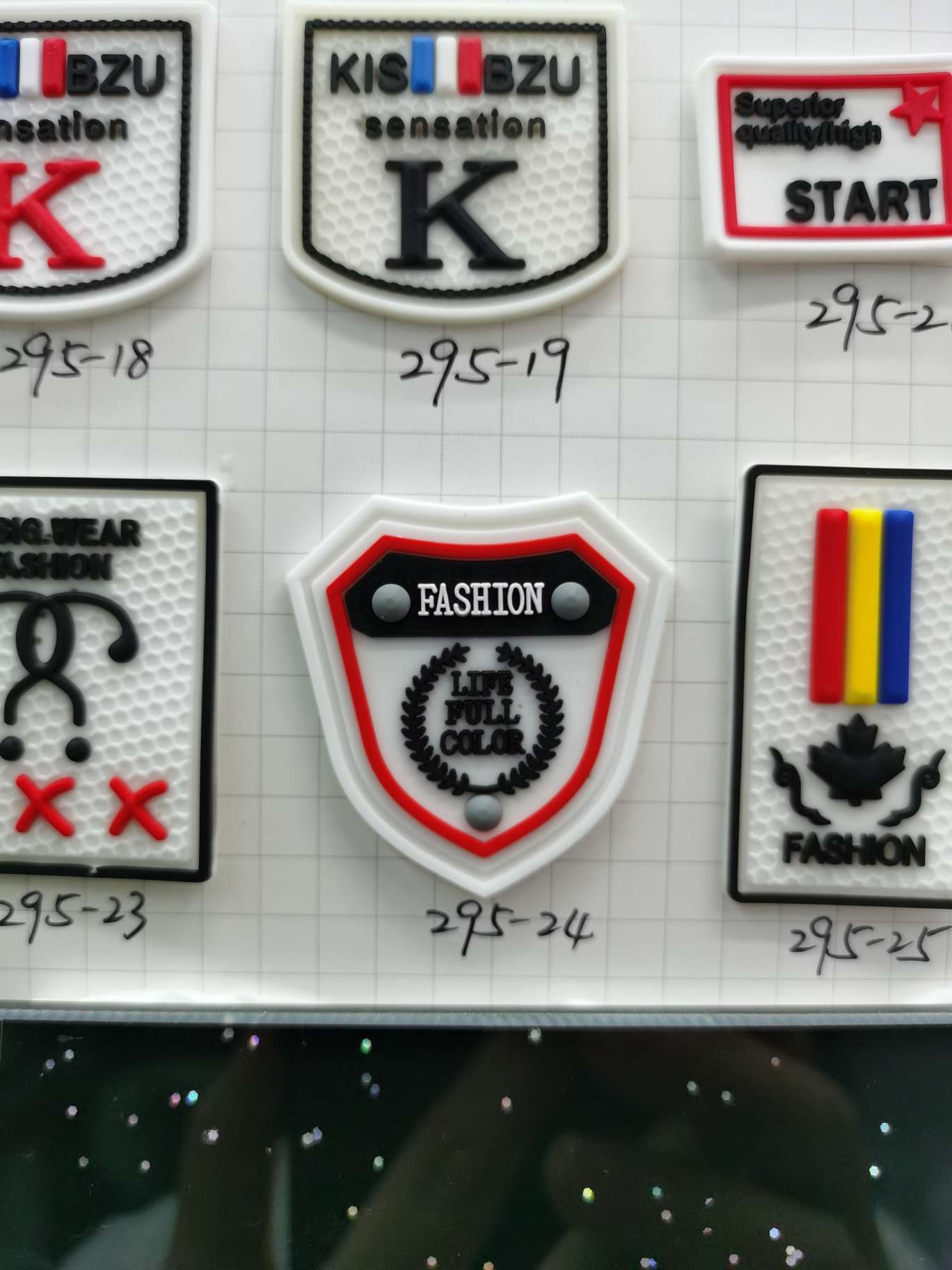 皮标，标签 label. brand 魔术贴橡胶皮标PVC LOGO定做 滴塑橡服皮标 服装鞋帽商标 箱包配件