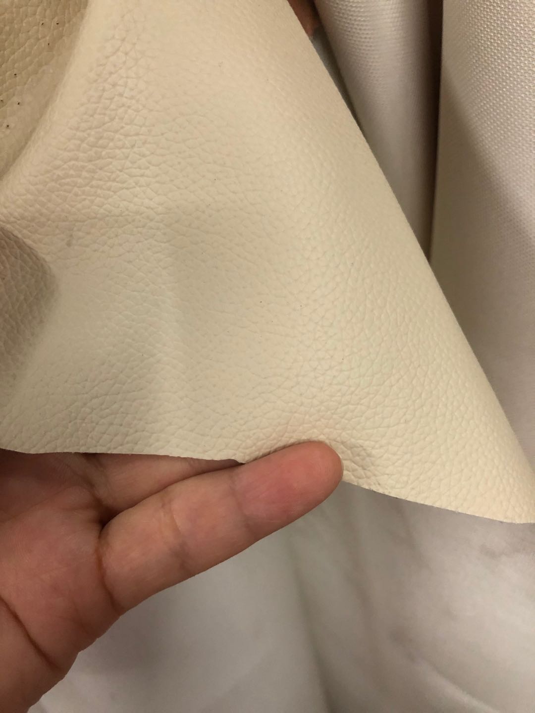 Factory direct sales: fishnet fabric base, small litchi pattern pvc sofa leather, car interior leather details Picture