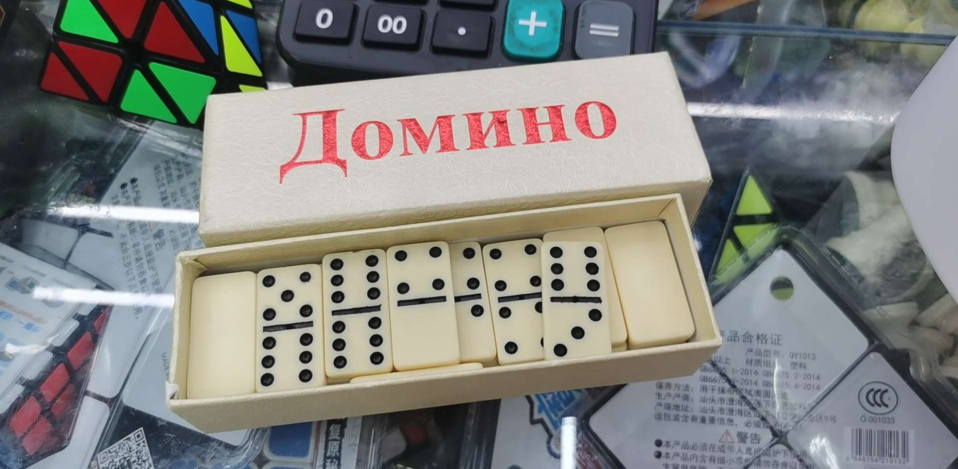 علبة ورقية من الدومينو