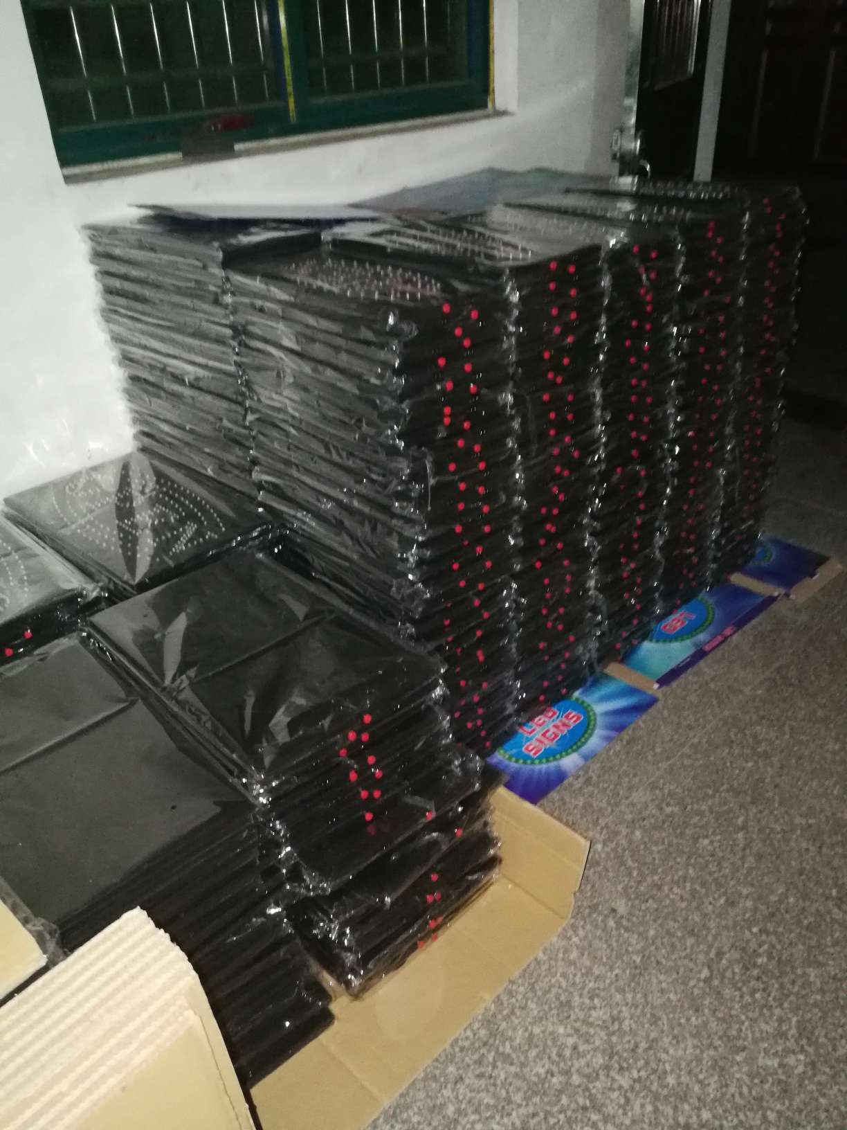 LED屏幕 LED俄文招牌 LED显示屏细节图