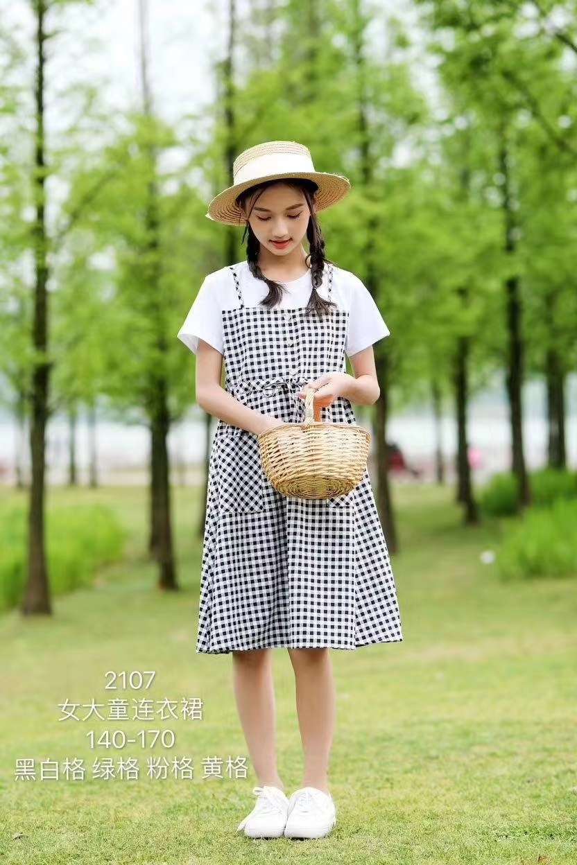 The skirt with shoulder-straps thumbnail