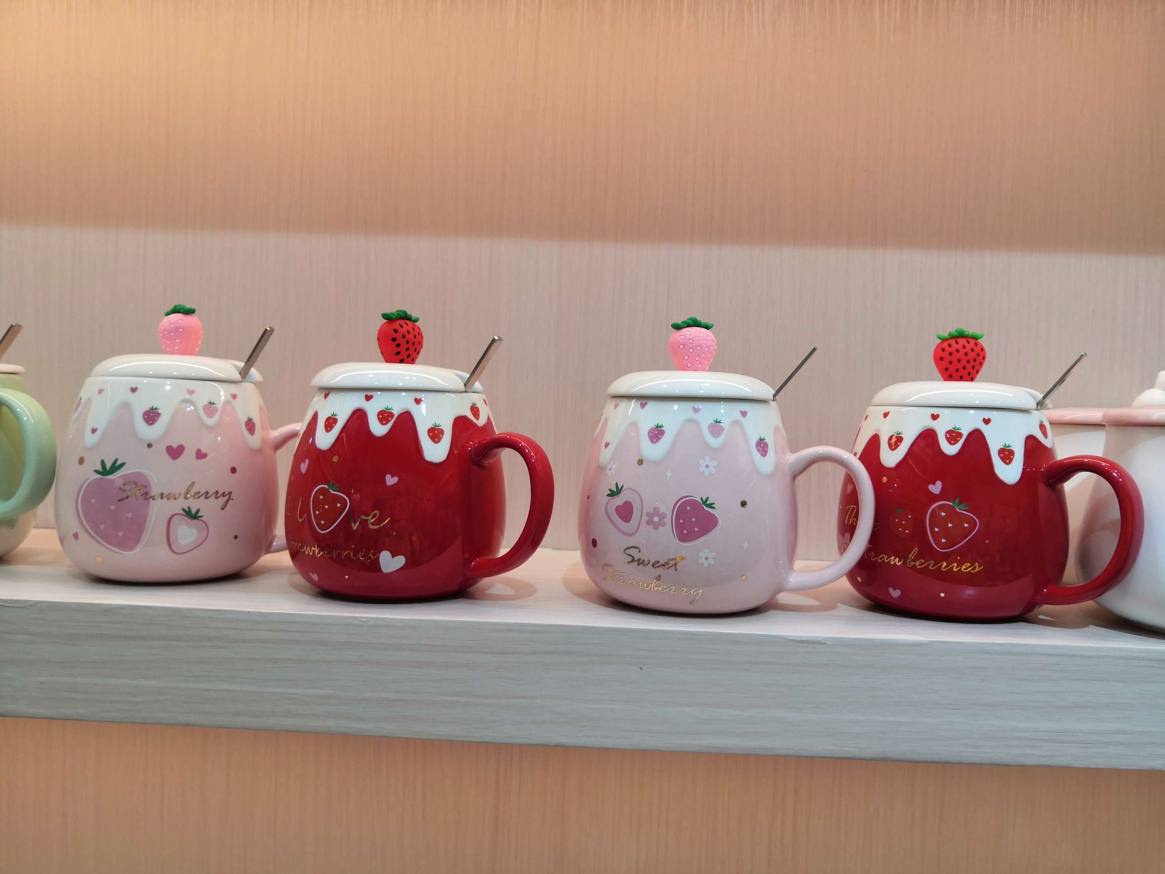 The new mug with a covered spoon is cute, creative, individualistic and trendy. It's a ceramic cup for couples and a milk coffee water cup for girls