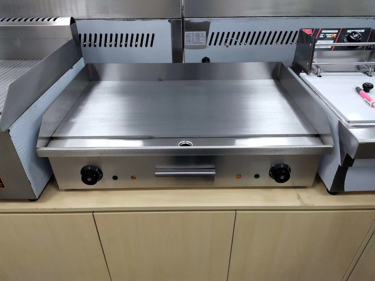 Electric gripper induction cooker