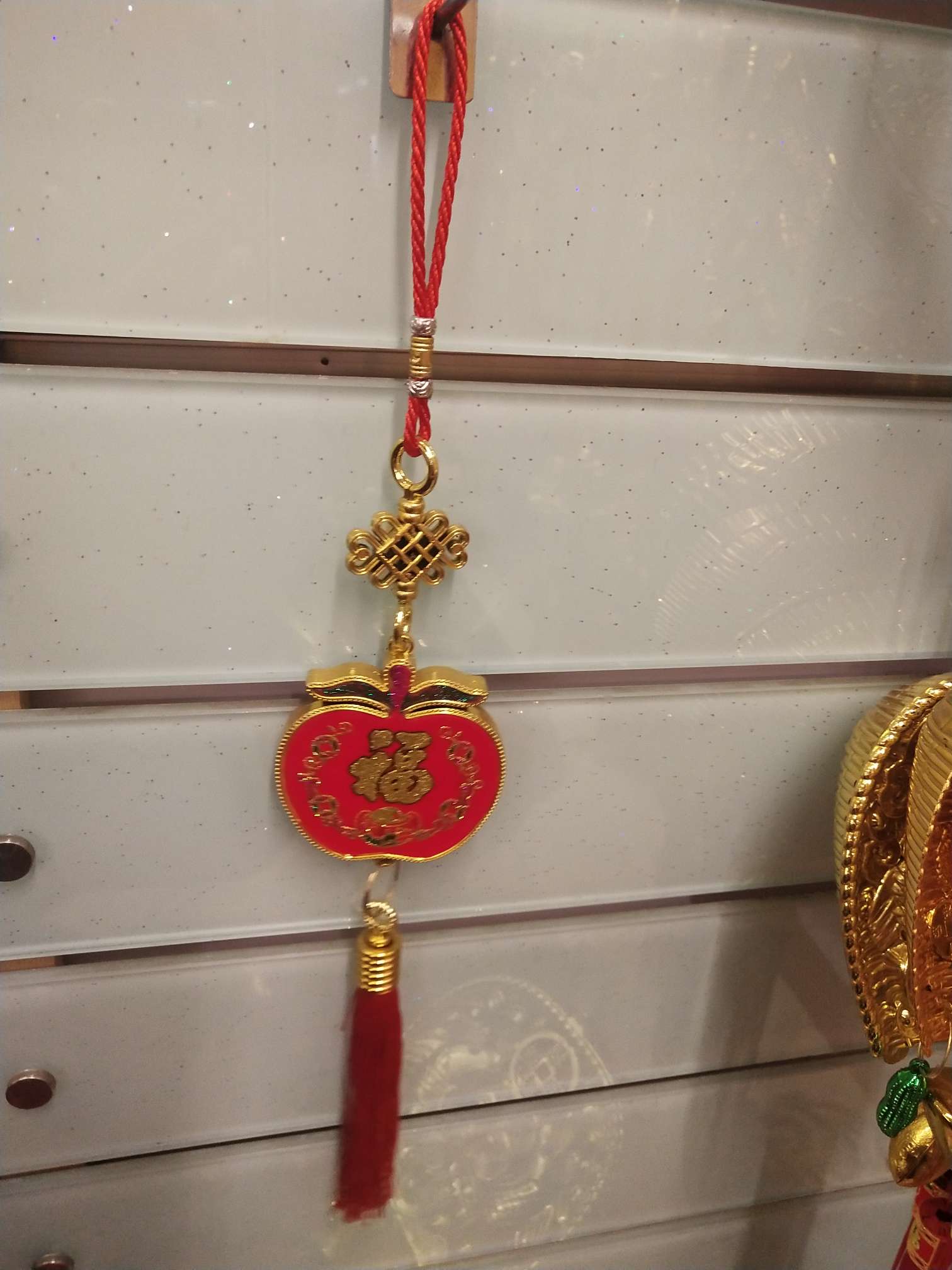 Factory direct sales of golden pendants with printed apples, festive wedding and festival supplies. Custom orders based on samples. Moving into a new home