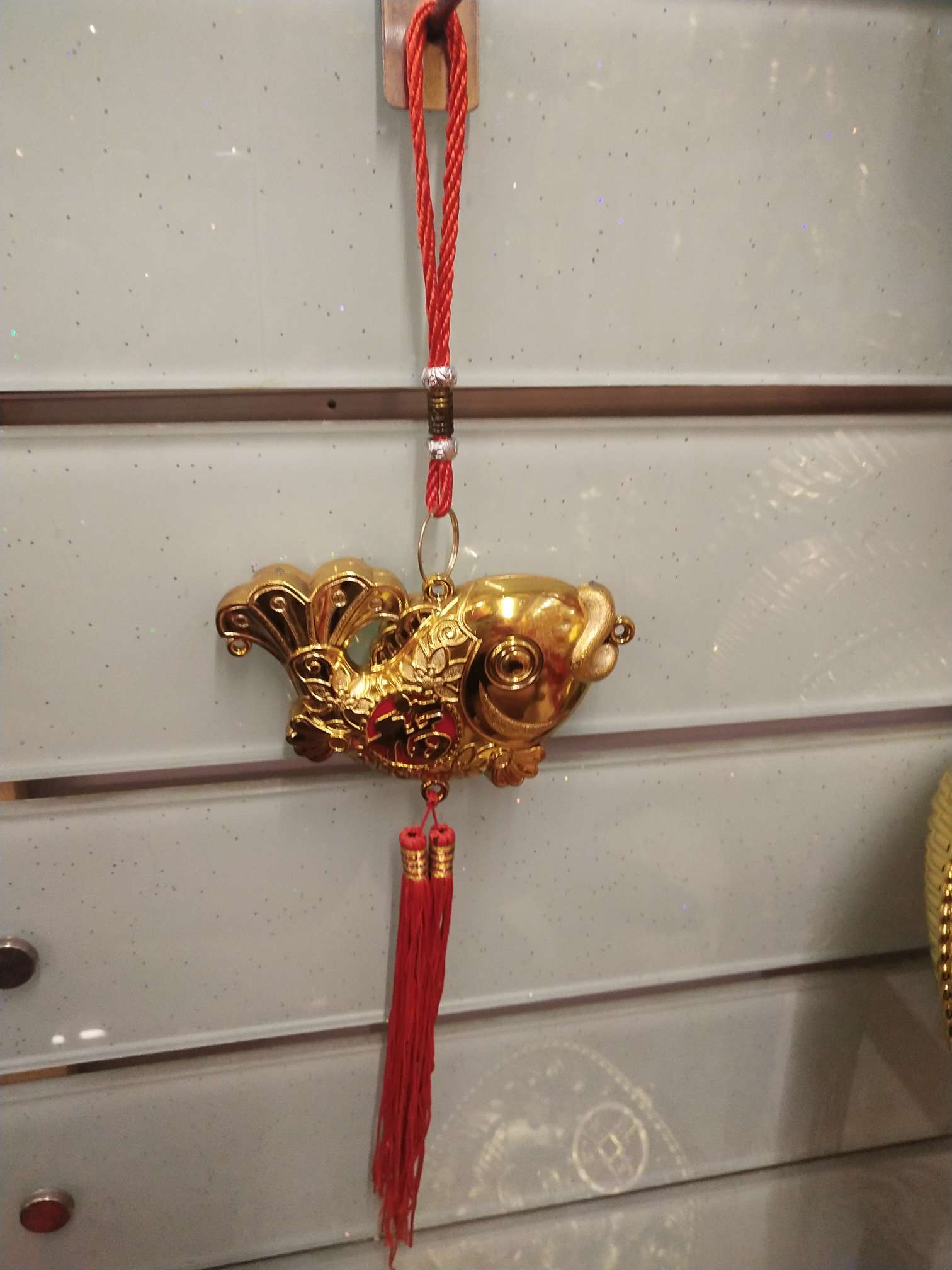 Golden pendants, single fish, festive wedding and festival supplies, factory direct sales, sample customization, moving into a new home