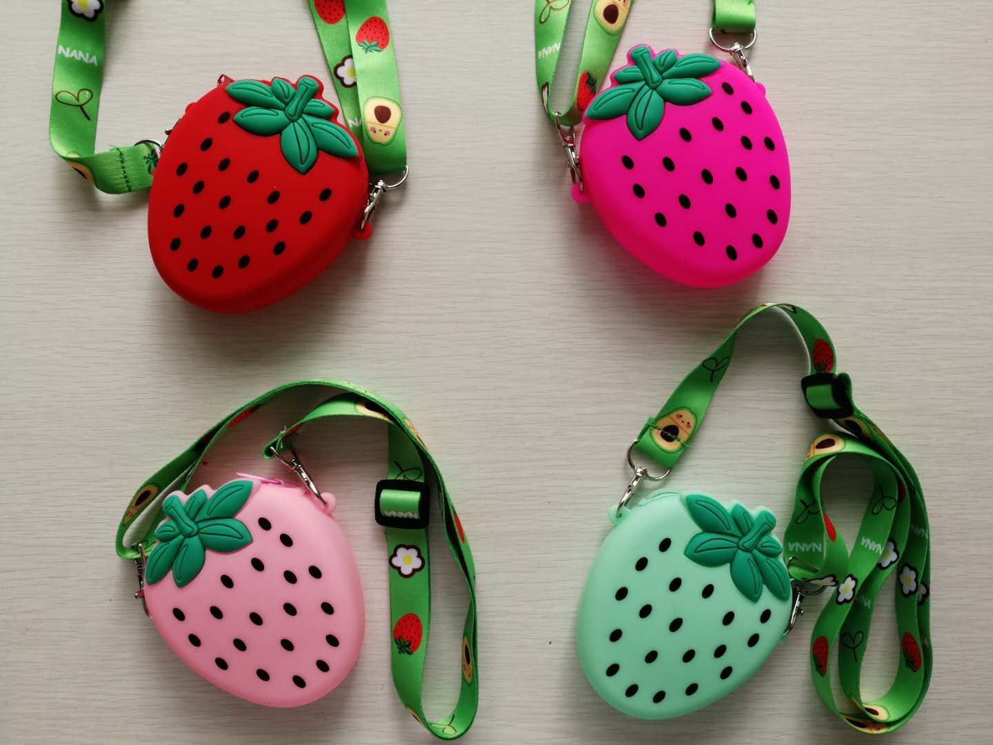 新款草莓斜挎包零钱包化妆包斜挎包卡通包亲子包肩带可以调节产品图