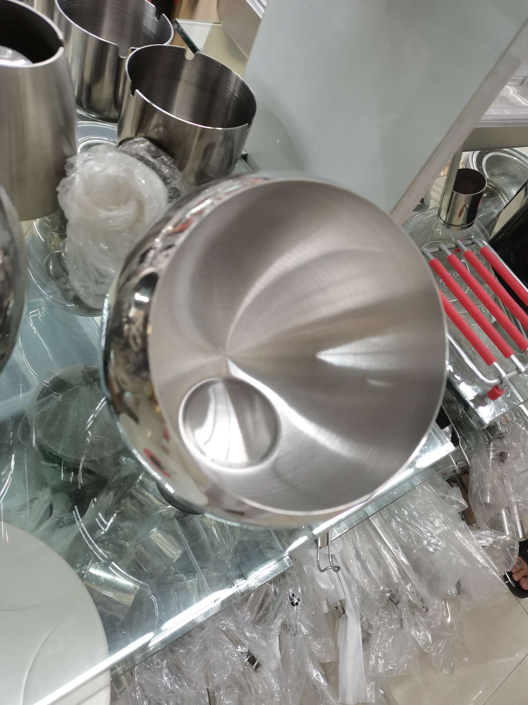 Thickened stainless steel trash can, bar metal ashtray, slanted bowl, KTV slanted garbage bowl, spherical seasoning bowl, large details Picture