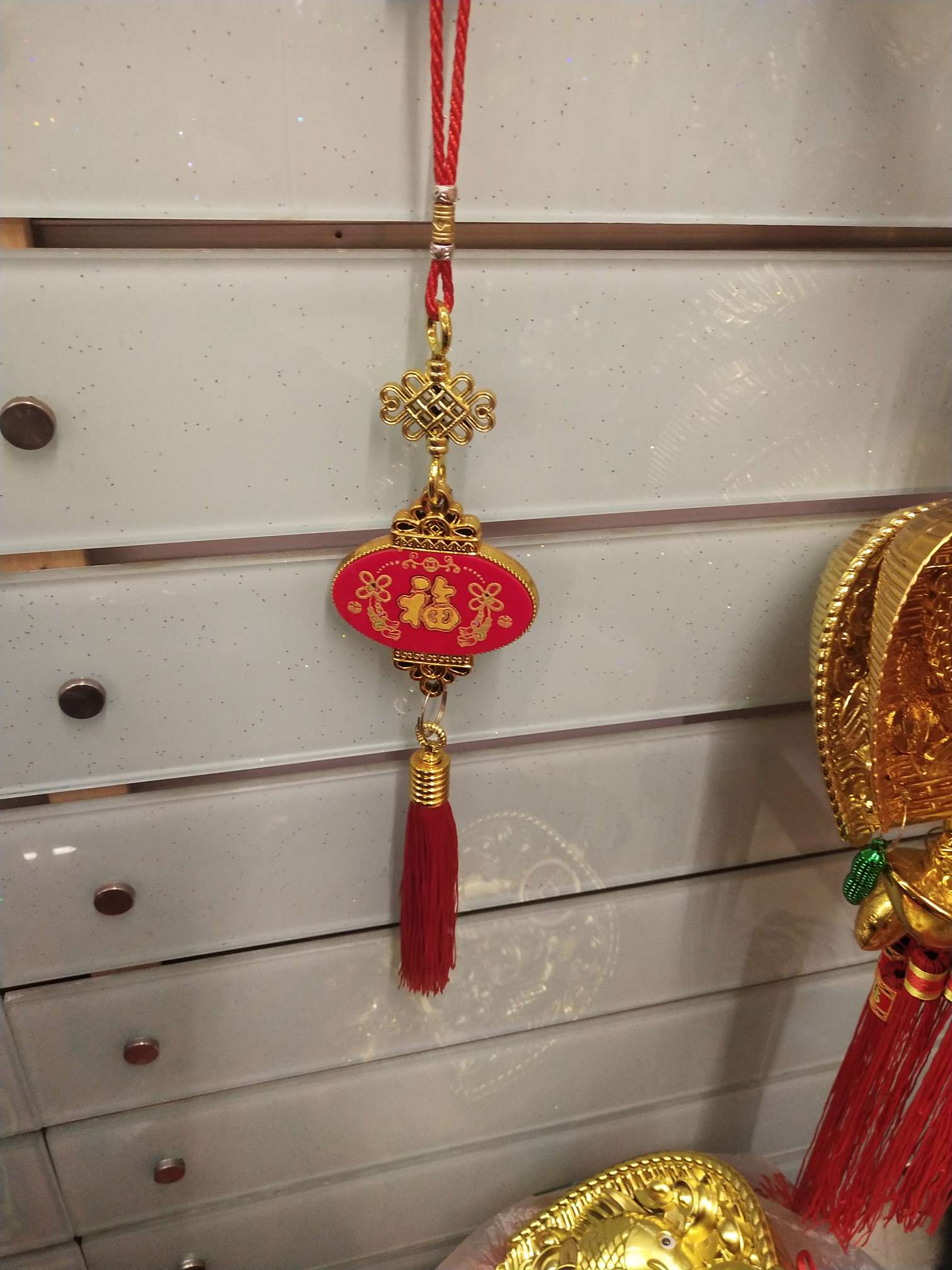 Factory direct sales of golden pendants, printed lanterns, wedding and festival supplies, custom orders based on samples, moving into a new home