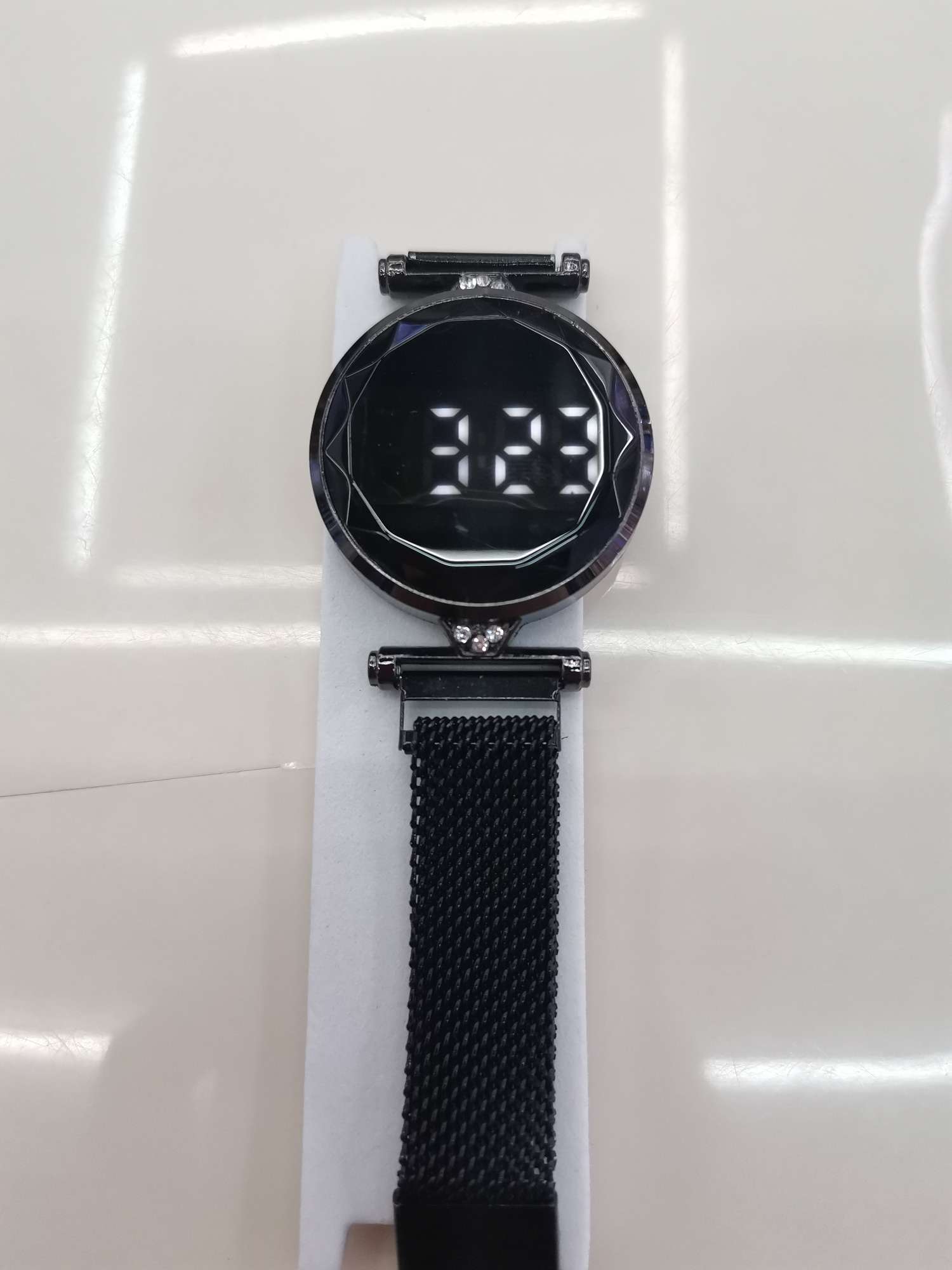 Reloj electrónico con dial negro