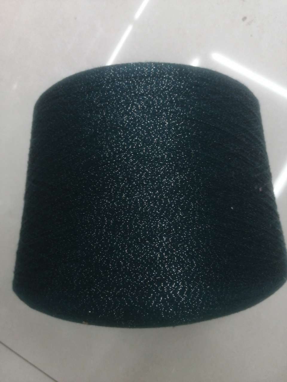 [Three Mountain Color Yarn] Dark green cotton yarn with silver threads Specification image
