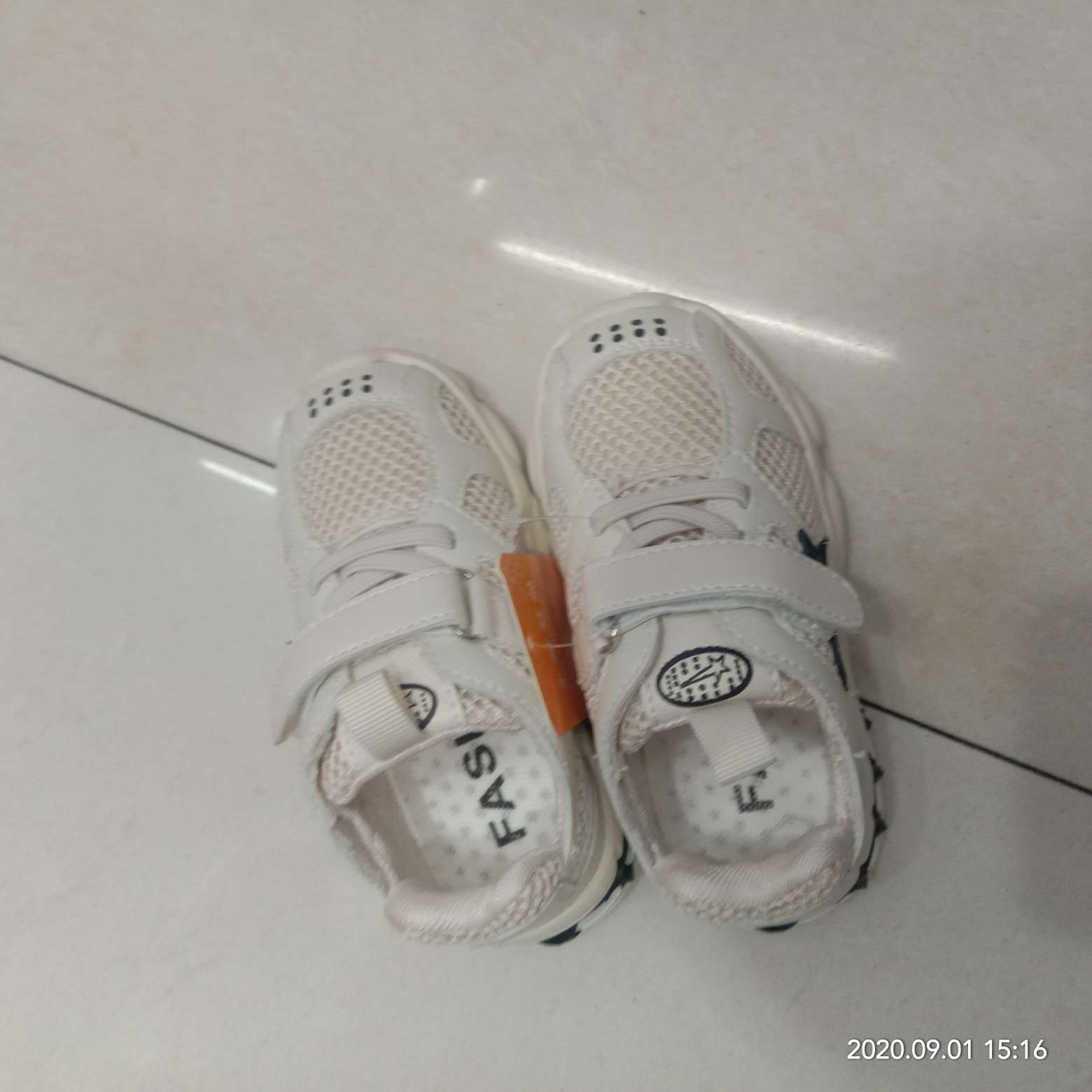 Simple and fashionable children's sports shoes