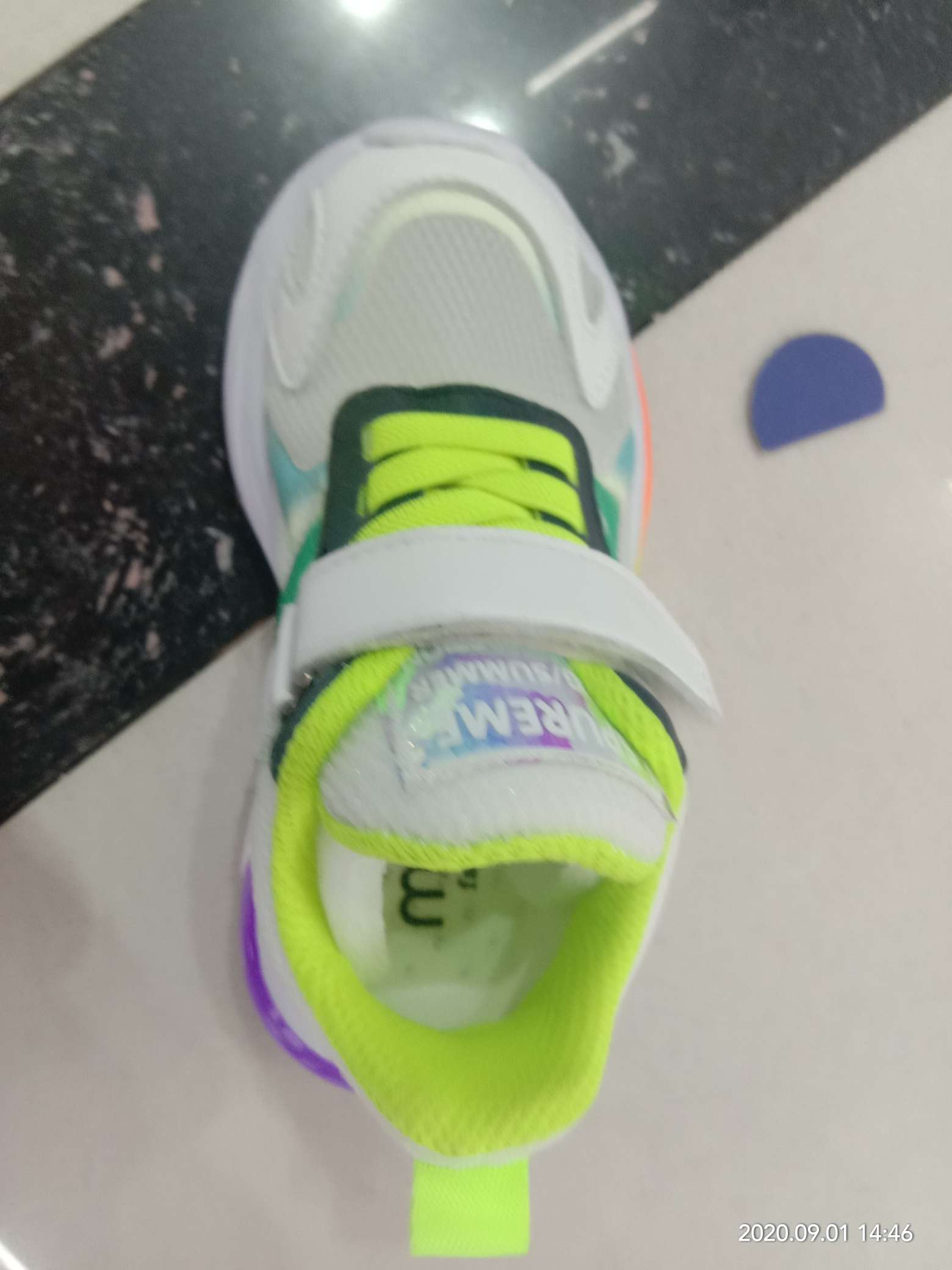 Beautiful children's sports shoes details Picture