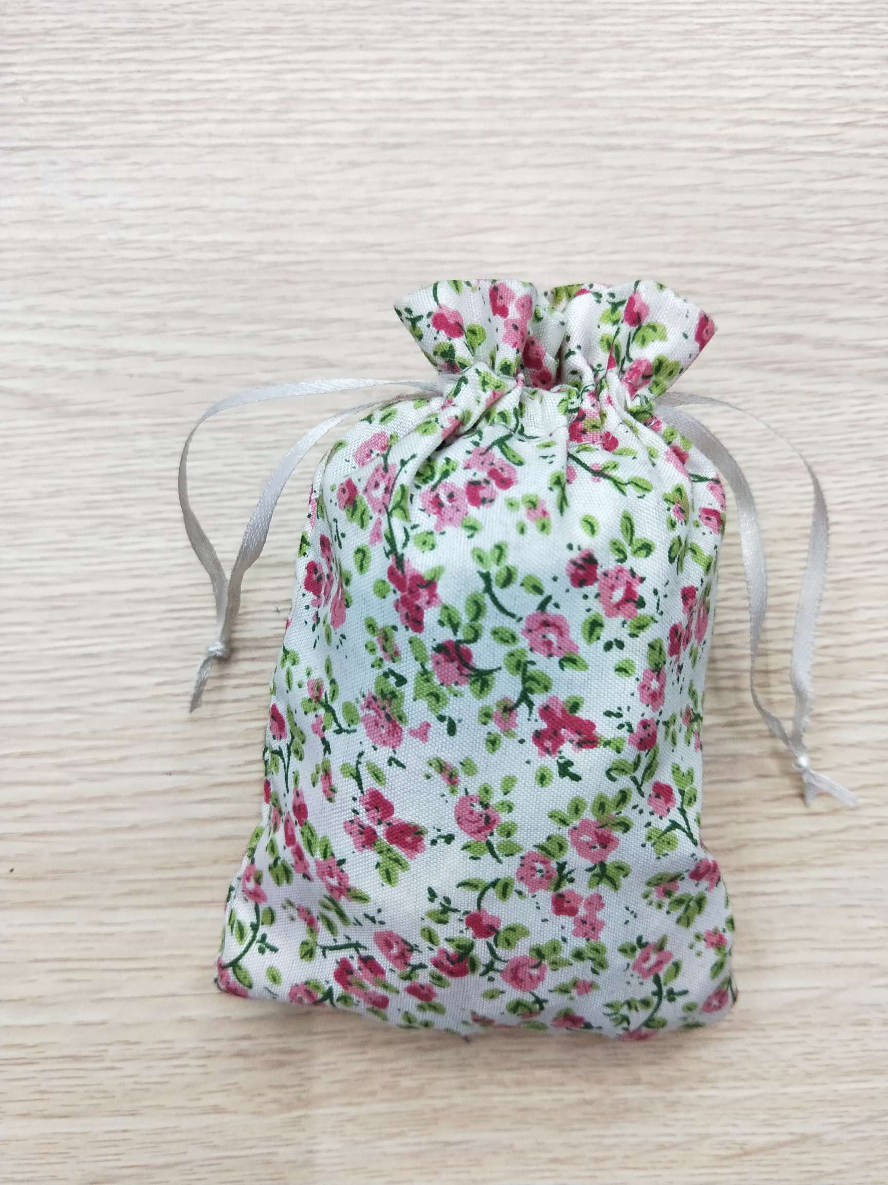 Floral fabric bags, rose gift bags, accessory bags, gift packaging bags, drawstring bags, gauze bags, wedding candy packaging bags