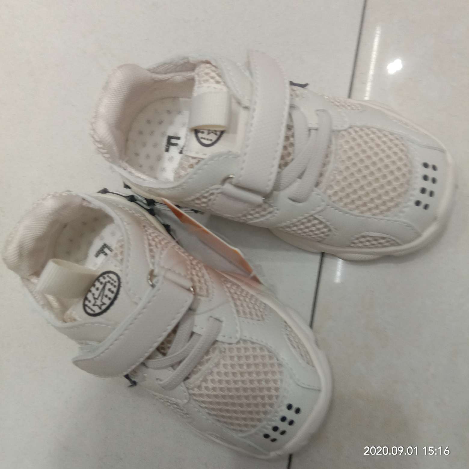 Simple and fashionable children's sports shoes Application Scenario