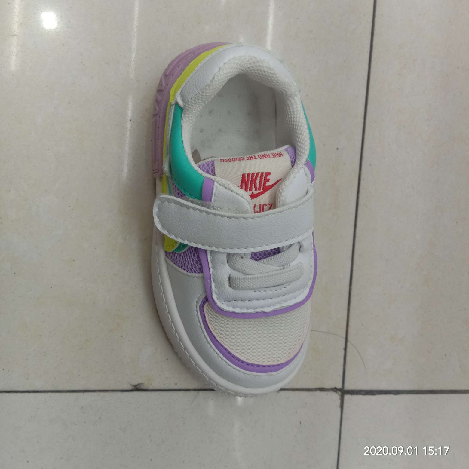 Good-looking children's sports shoes