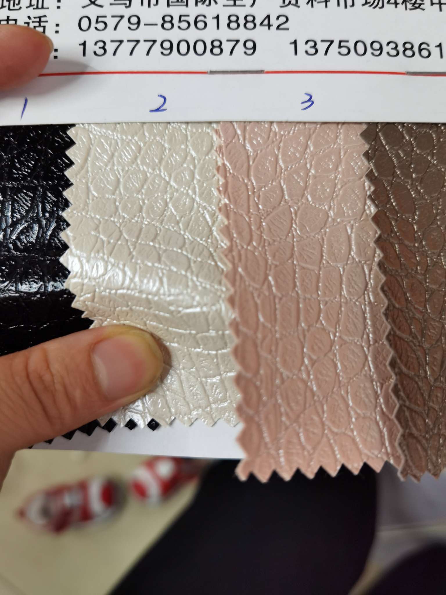 Factory direct sales of pearlescent crocodile-patterned leather pvc luggage leather details Picture
