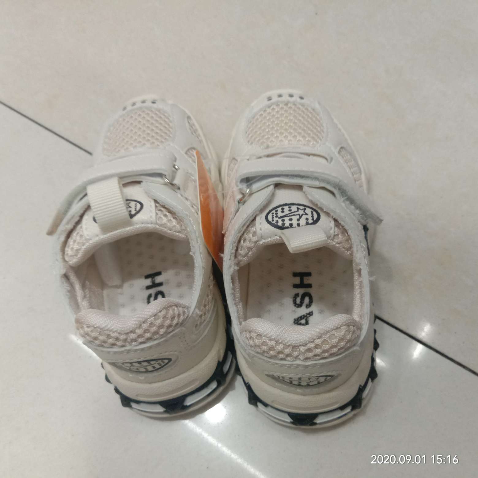 Simple and fashionable children's sports shoes Specification image