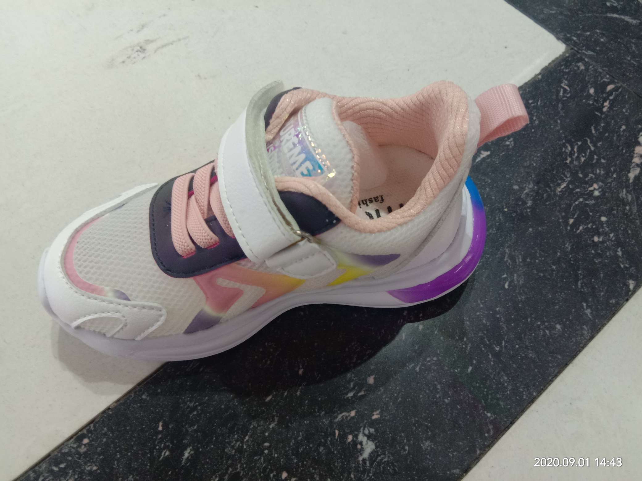 Fashionable children's sports shoes Application Scenario