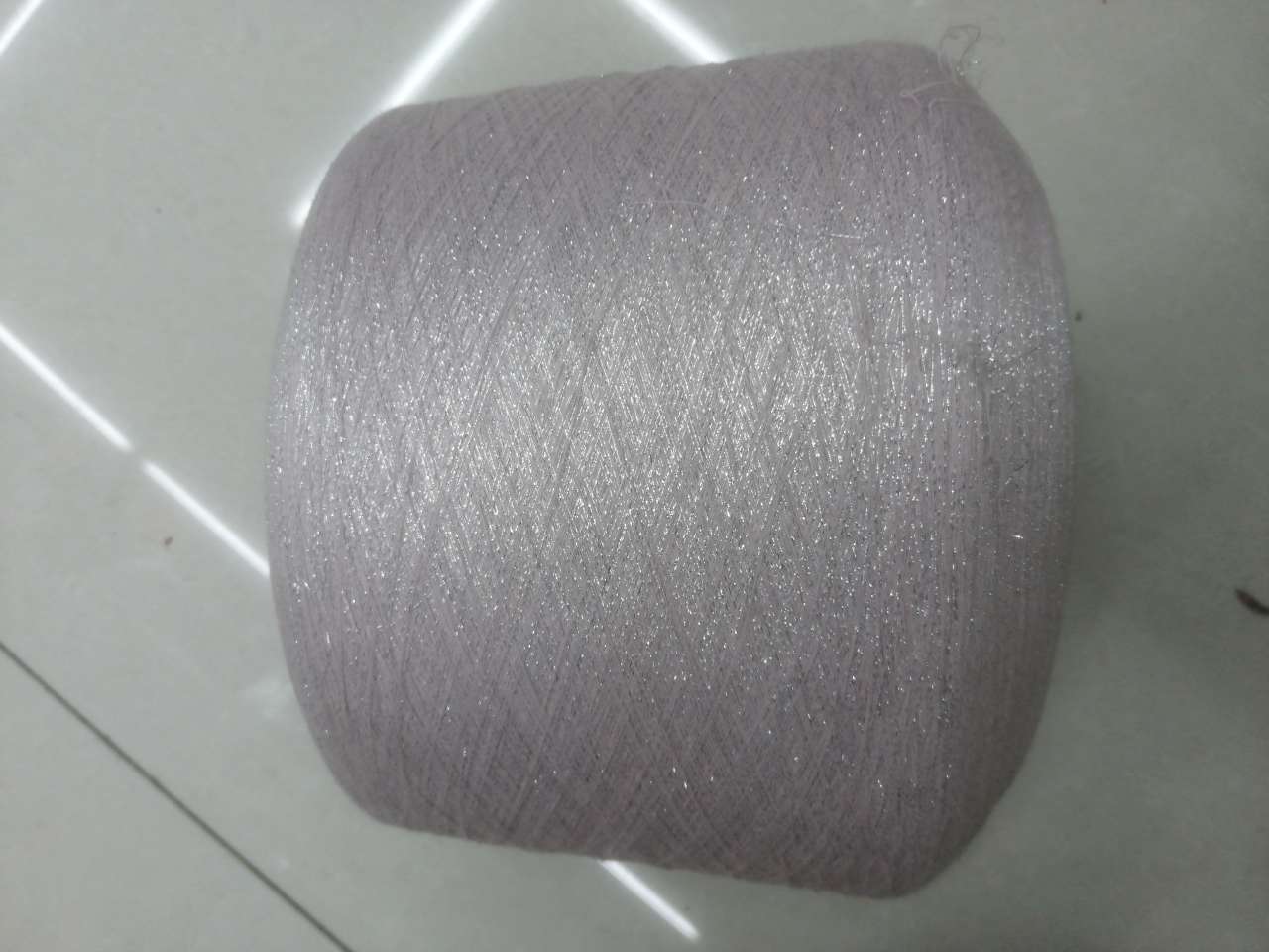 [Three Mountain Color Yarn] Red and grey cotton yarn with silver threads Specification image
