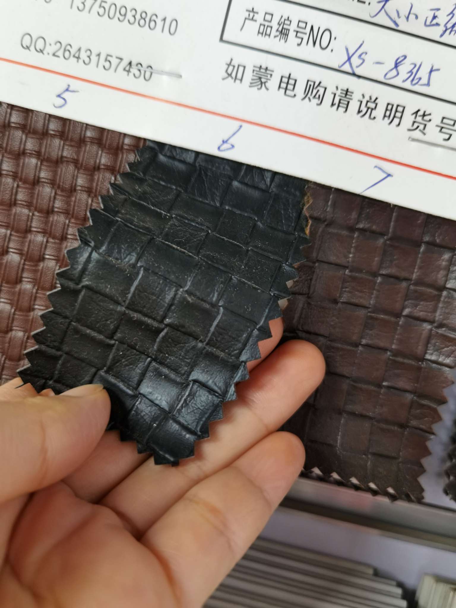 Factory direct sales of genuine woven black coffee-colored pvc leather bag leather details Picture