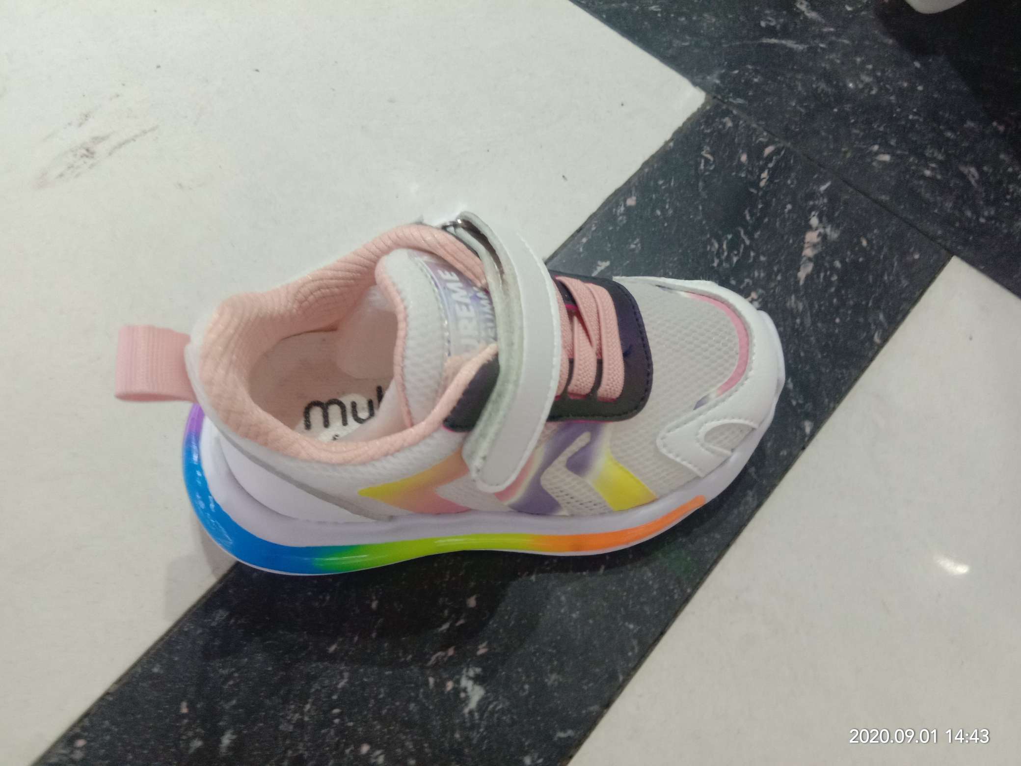 Fashionable children's sports shoes details Picture