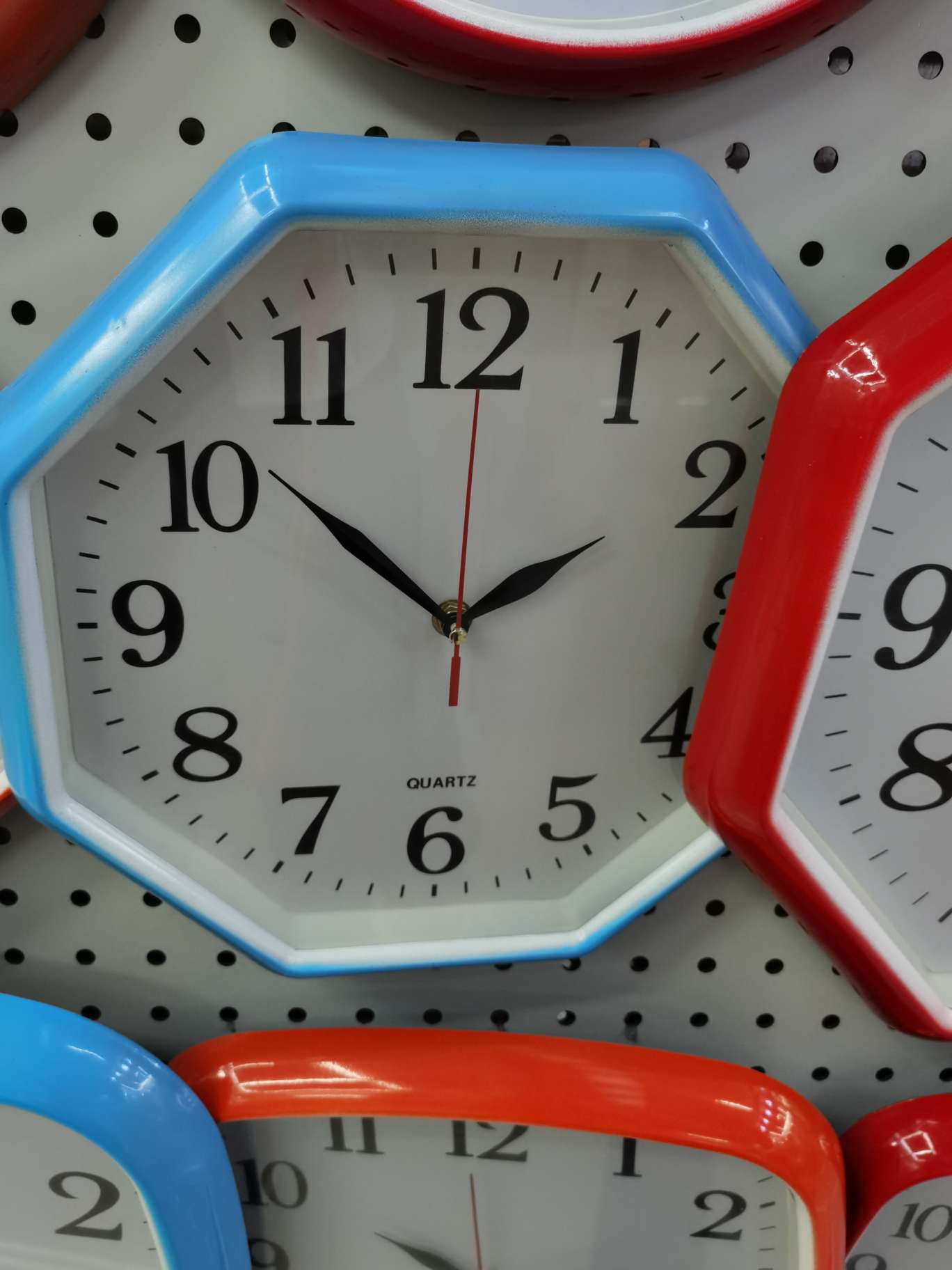 The blue diamond-shaped wall clock is simple and elegant