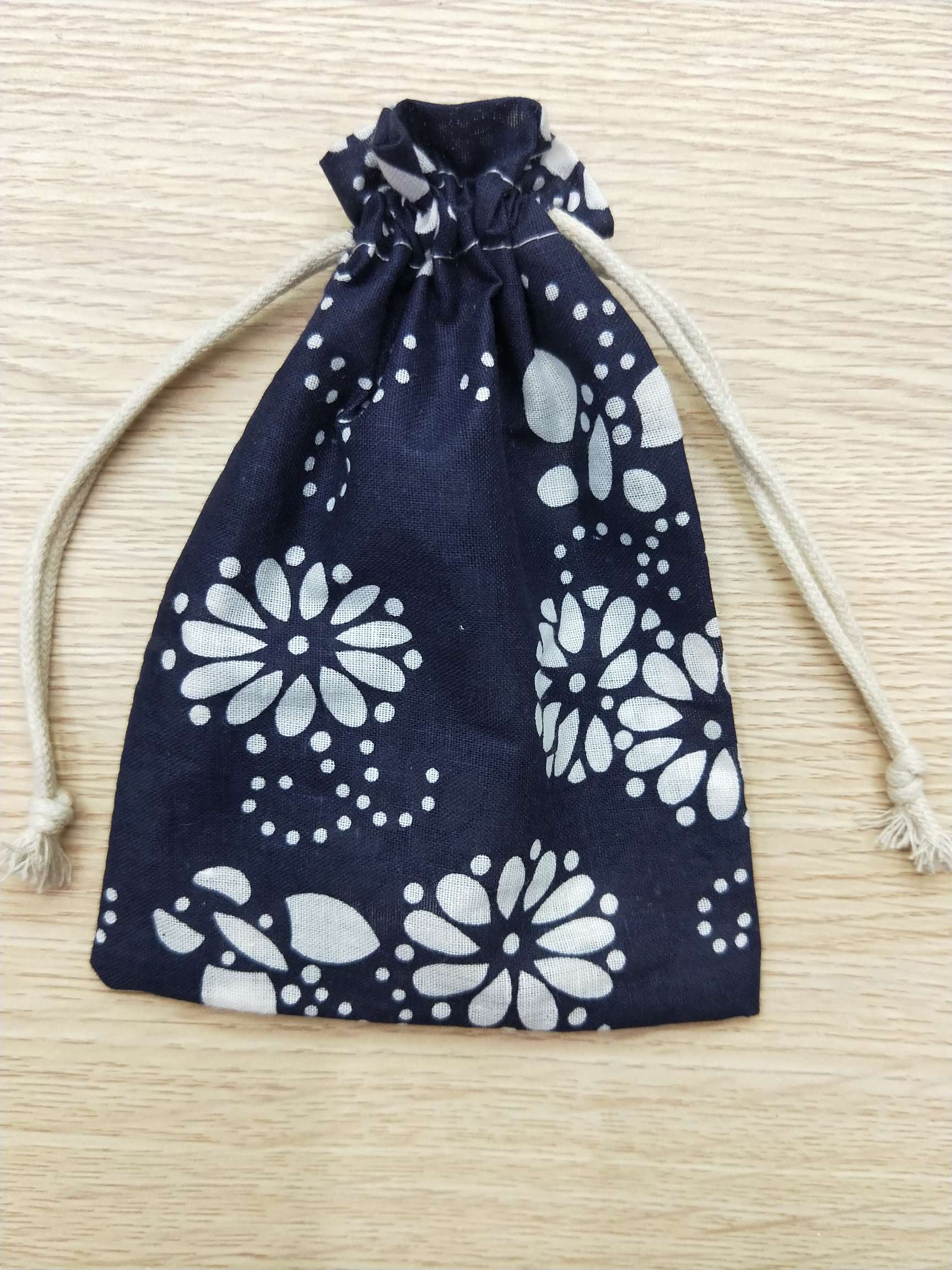 Retro flower cloth bags, rose gift bags, accessory bags, gift packaging bags, drawstring bags, gauze bags, wedding candy packaging bags
