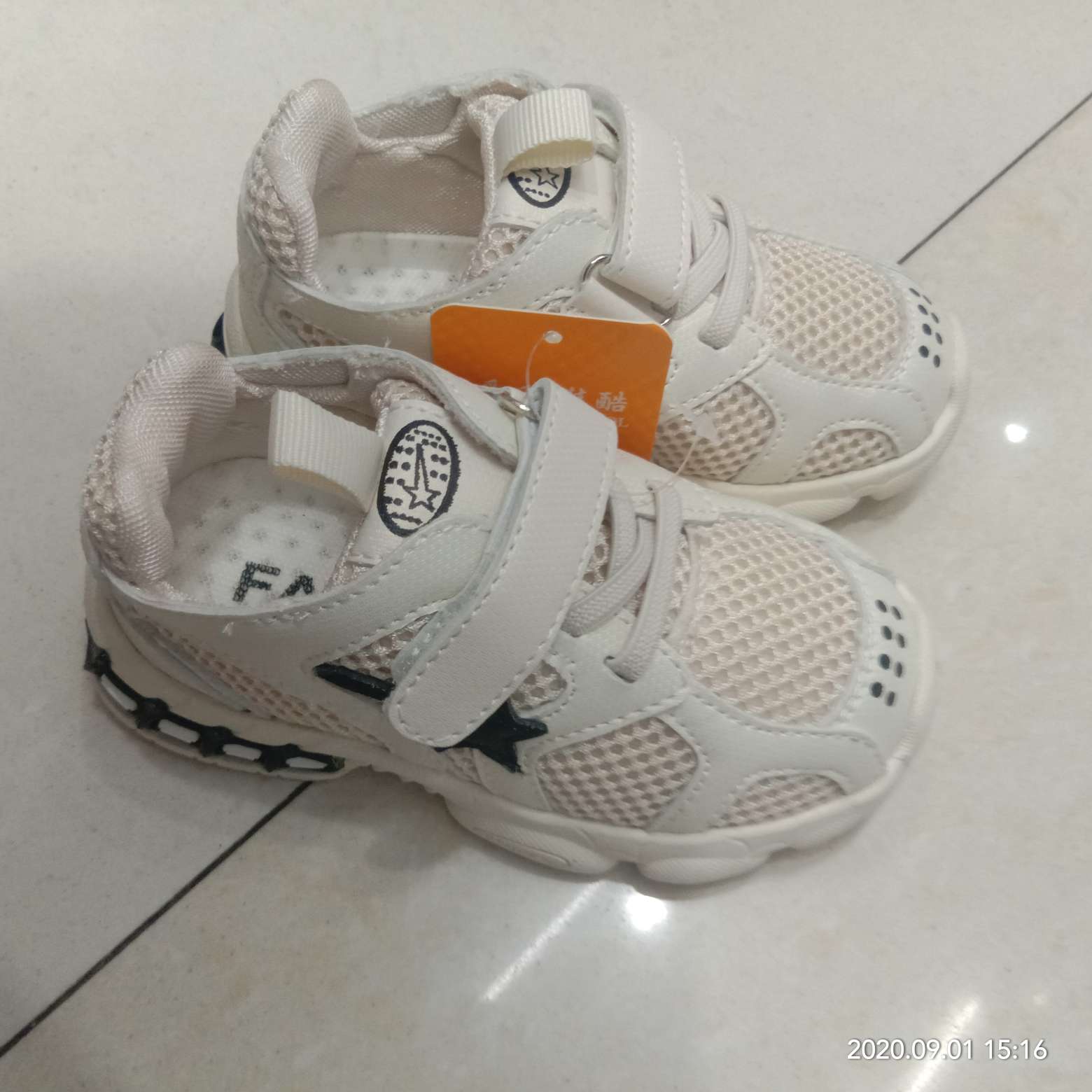 Simple and fashionable children's sports shoes details Picture