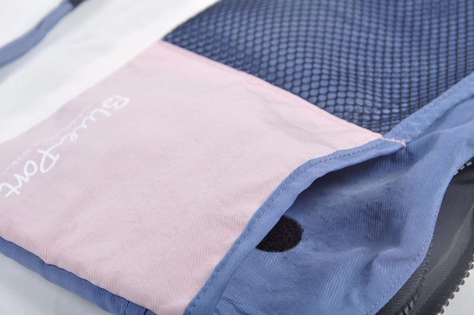 2020's most fashionable fashion item, functional portable bag. Taking a walk with a puppy should be fashionable! There are so many lightweight and versatile storage bags. Commute, walk, dog, date, grocery undefined